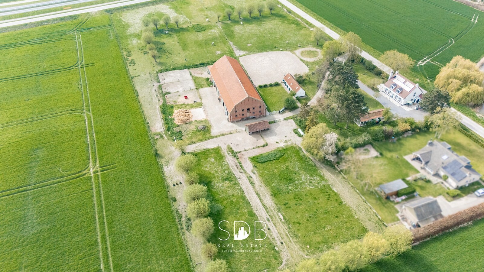 Landelijke woning met authentiek gastenhuis, stalgebouw, graslanden en buitenpiste op 20.285m² 