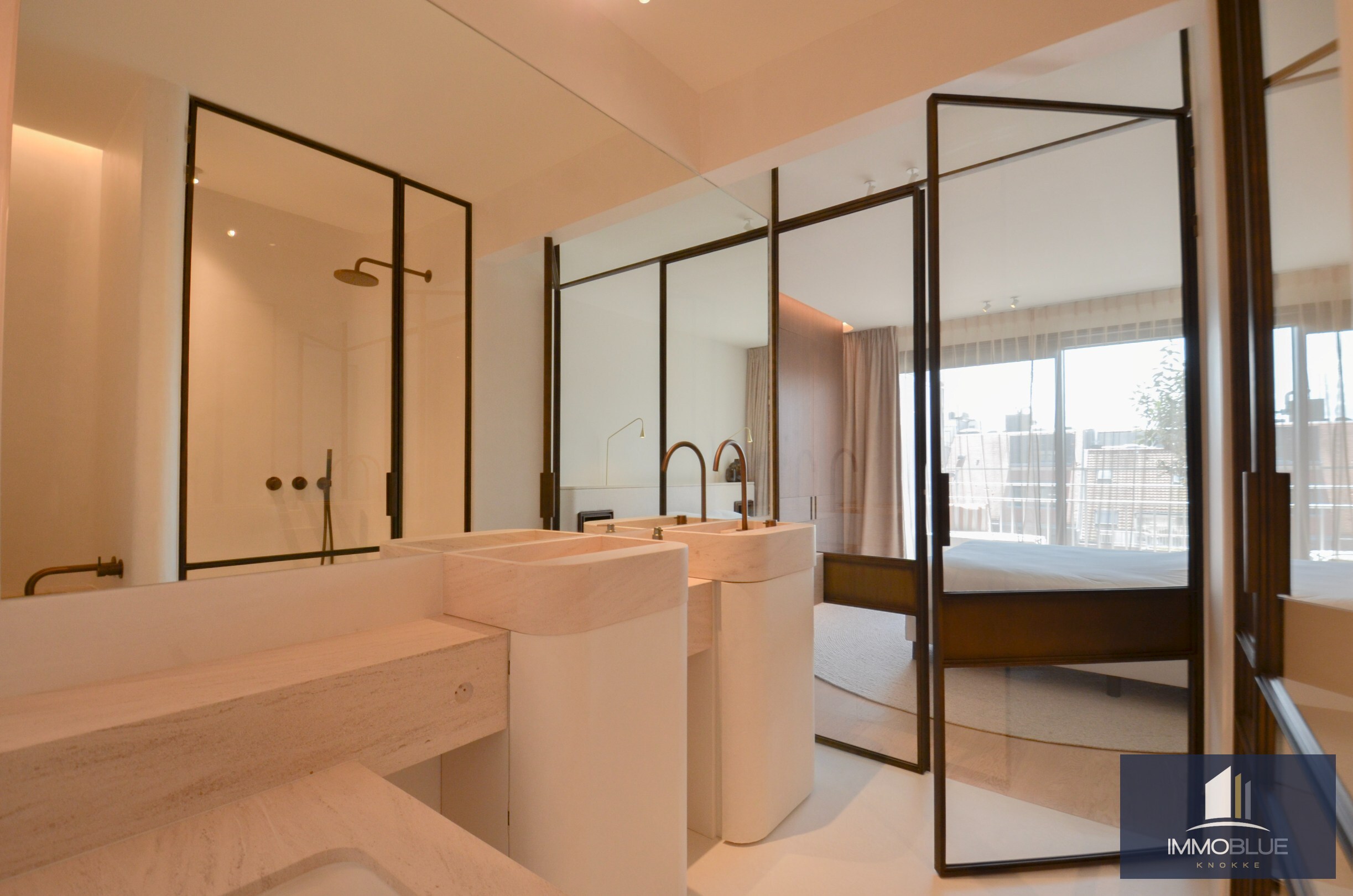 Uitzonderlijk gerenoveerd appartement met frontaal zeezicht in het Zoute. 