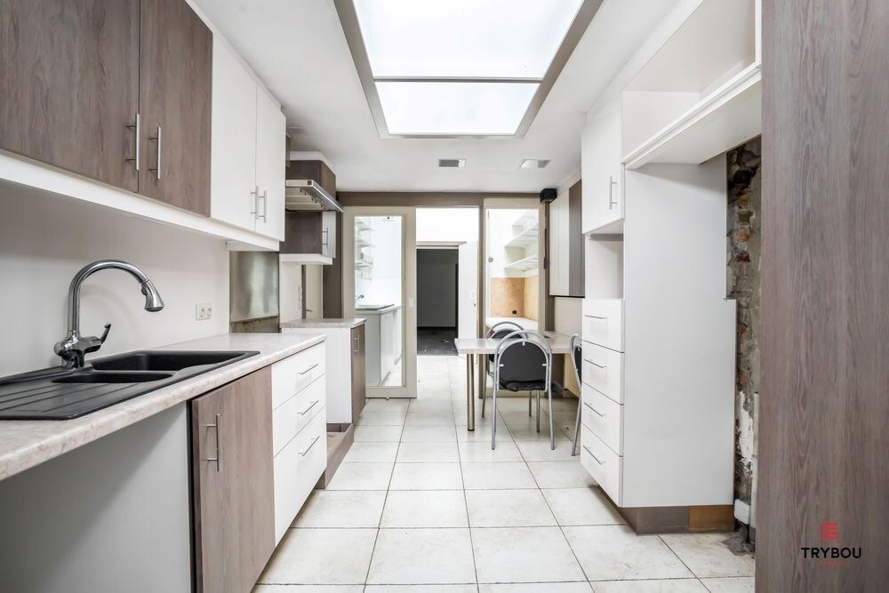 Uniek Handelspand met woonst op de Grote markt van Diksmuide. 