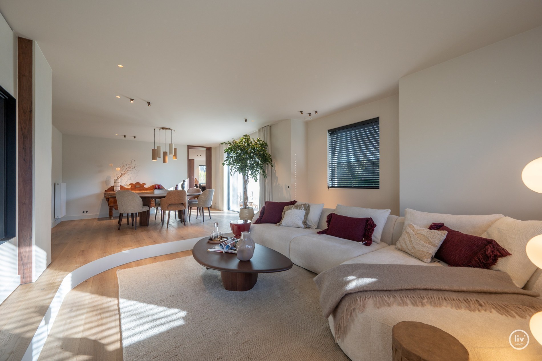 Magnifique villa rénovée, située sur un grand terrain de 1365 m2 dans un quartier résidentiel de villas, à proximité du centre de Knokke. 