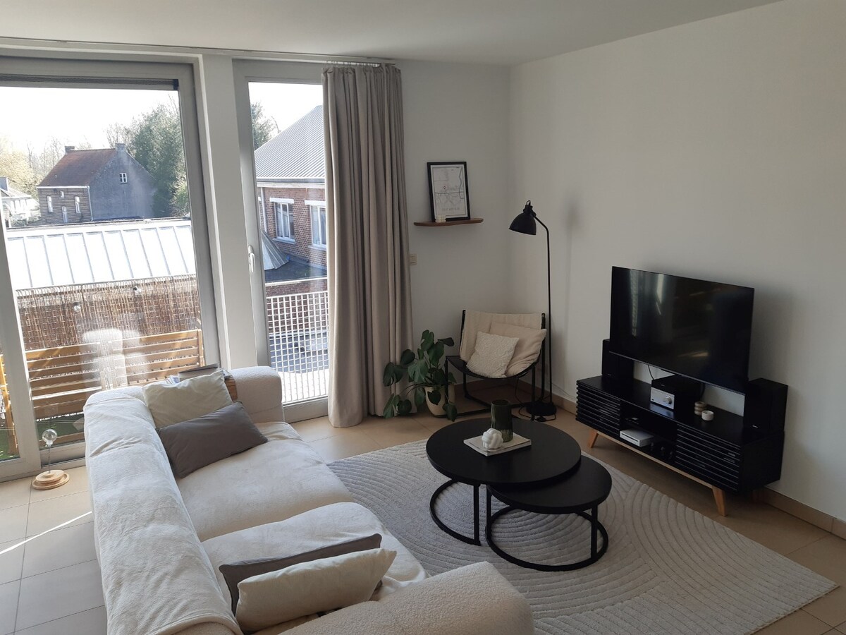 Lichtrijk dakappartement (geen vaste kosten). 