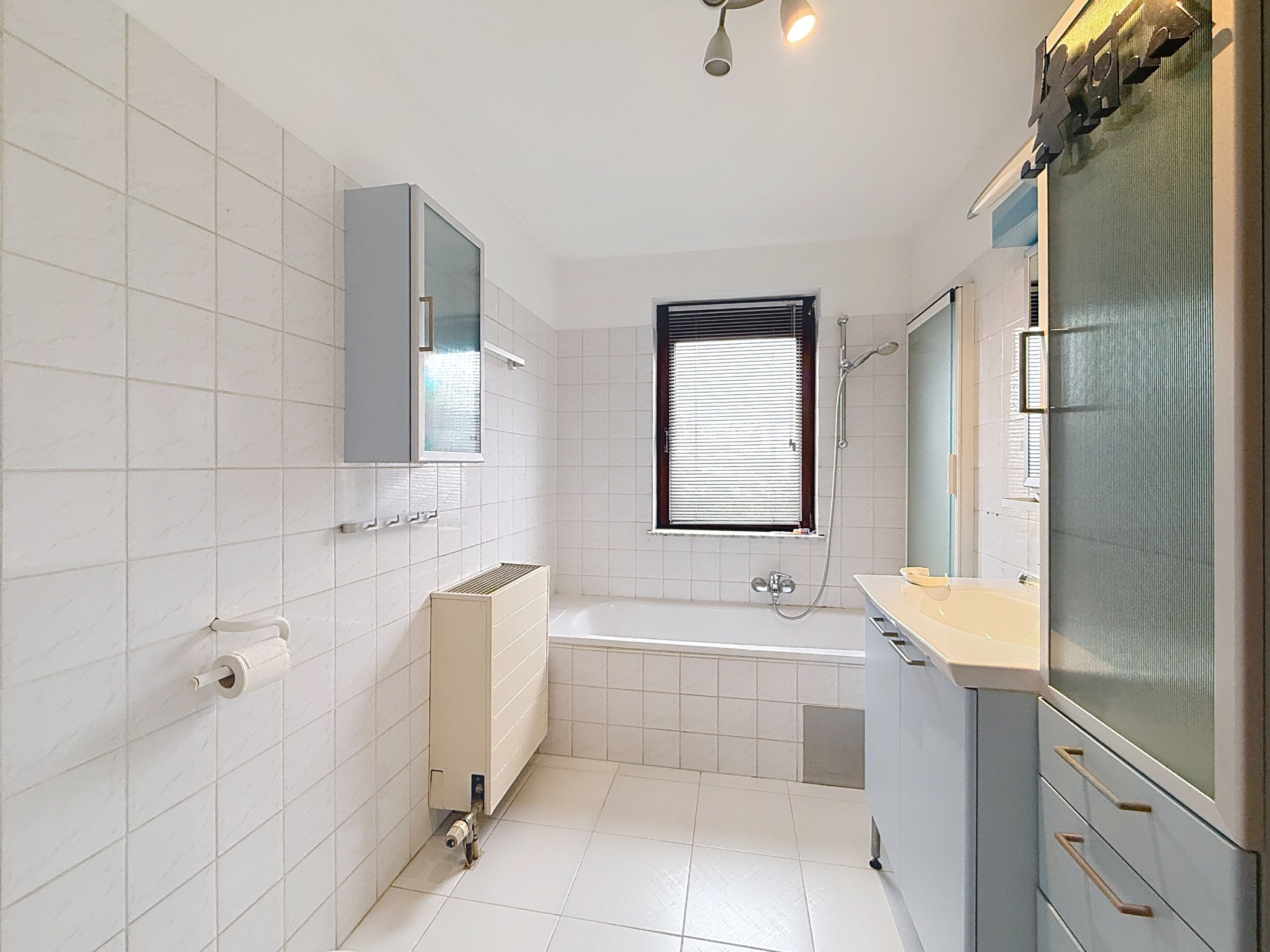 Maison de ville située au centre de la vieille ville de Knokke, à proximité des supermarchés, de l'école, du complexe sportif et à quelques mètres de l'avenue Lippens et des transports en commun. 