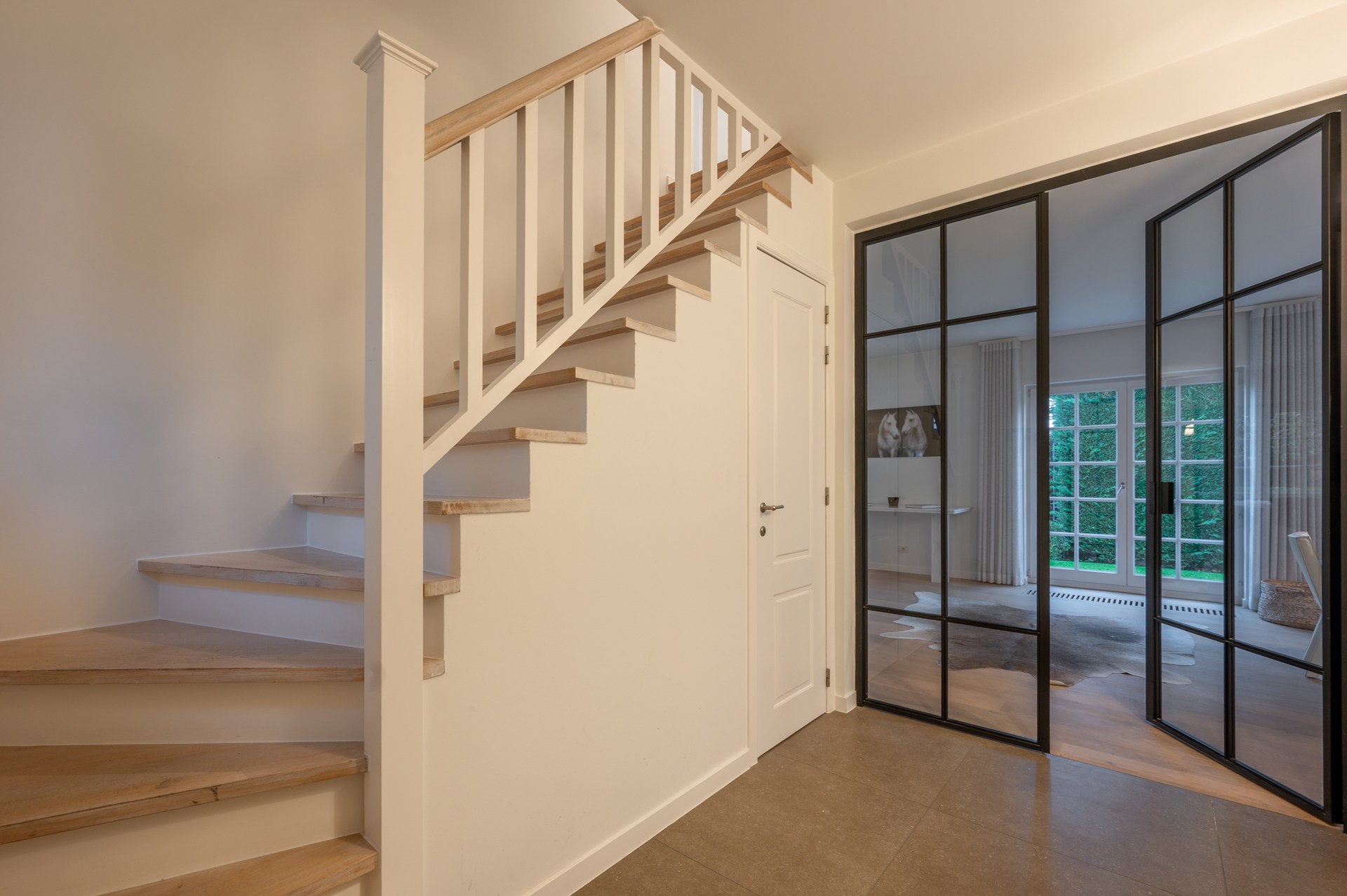 Villa exclusive entièrement meublée avec 5 chambres, piscine et double garage - emplacement prestigieux et calme près du Zoute. 