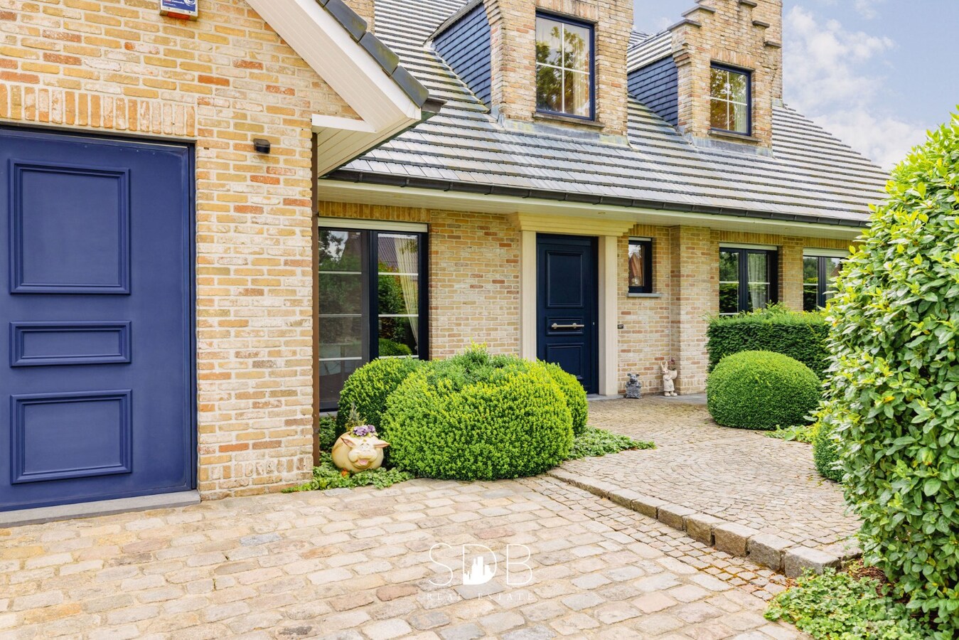 Villa, zwembad, zonnepanelen, luxe vastgoed, sdb real estate