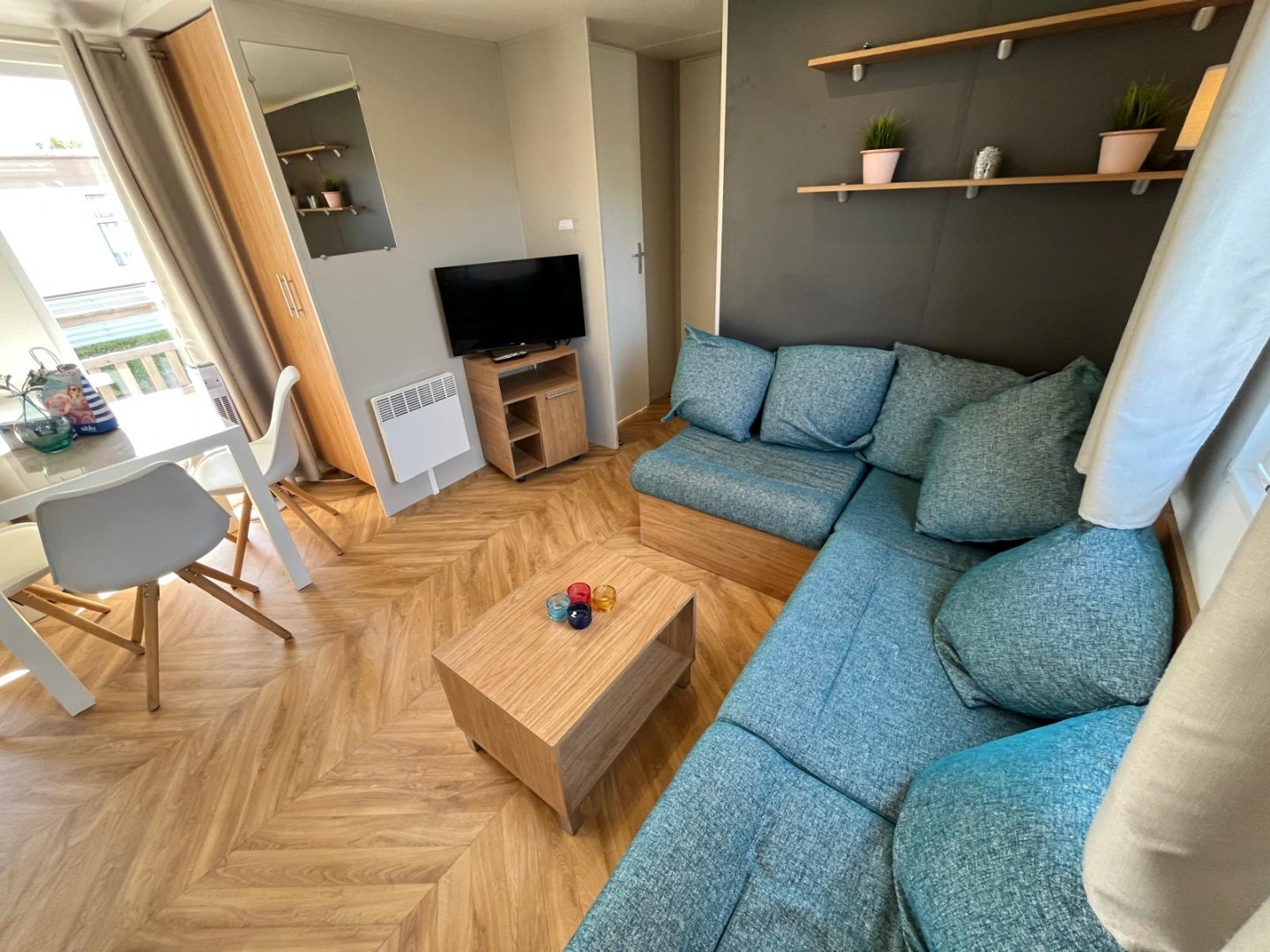 T.A. Makelaardij biedt aan – Chalet Z111-: Op een schitterende locatie in een goed verzorgd recreatiepark aan de kust van Walcheren bieden wij dit leuke chalet aan. 