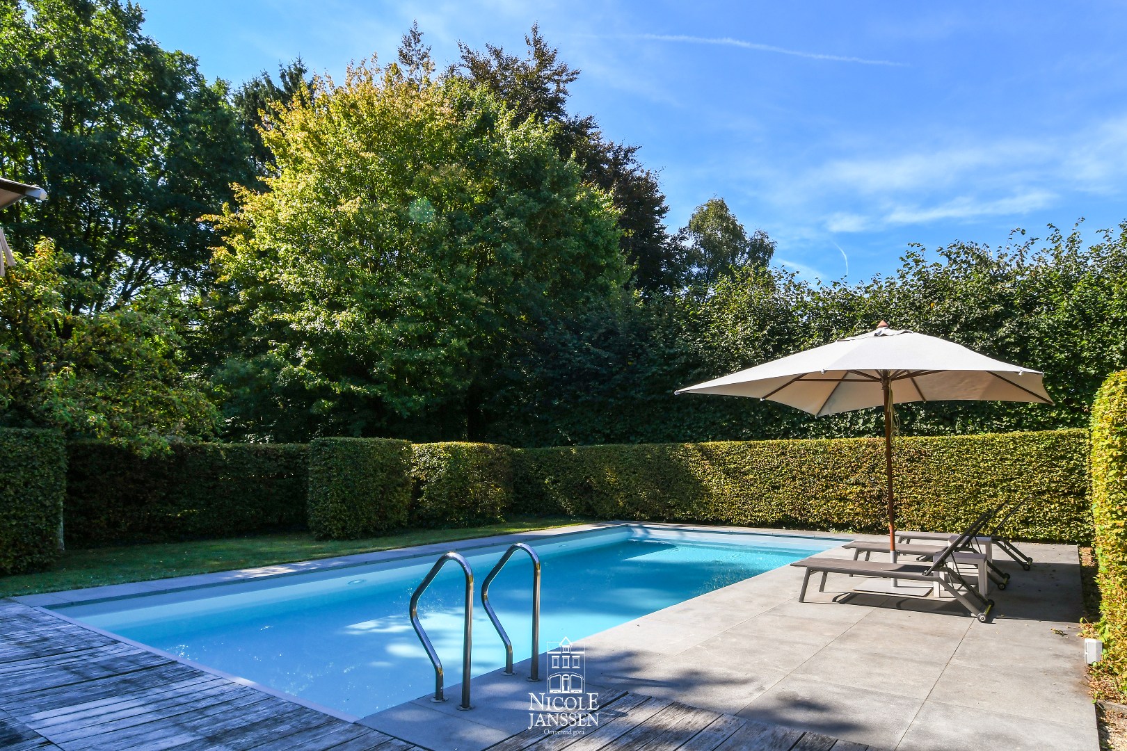 Verschillende zithoeken in de tuin 