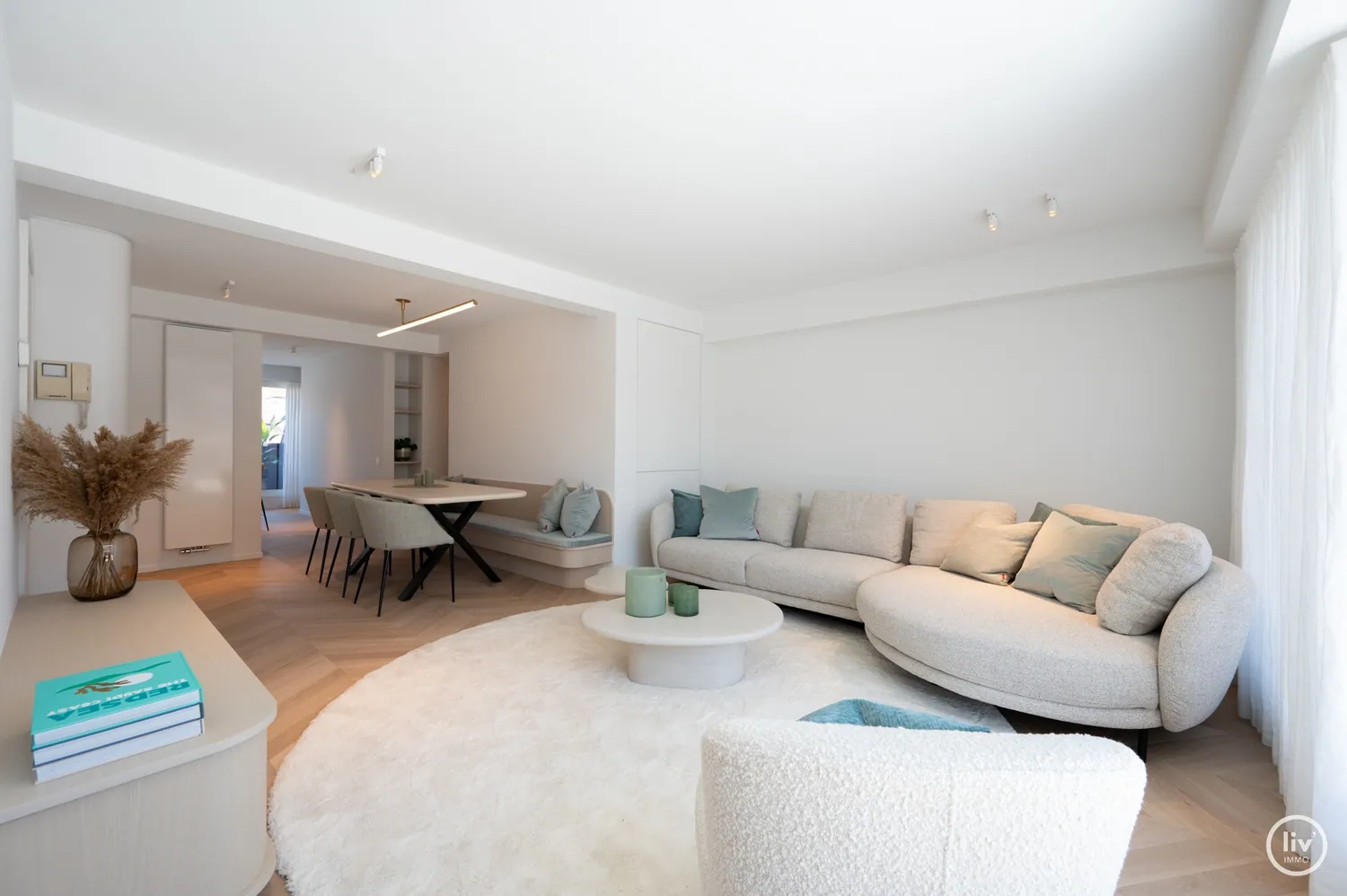 Magnifiek gerenoveerde duplex met 3 slaapkamers en mooie terrassen. Garage mogelijk in het gebouw.
