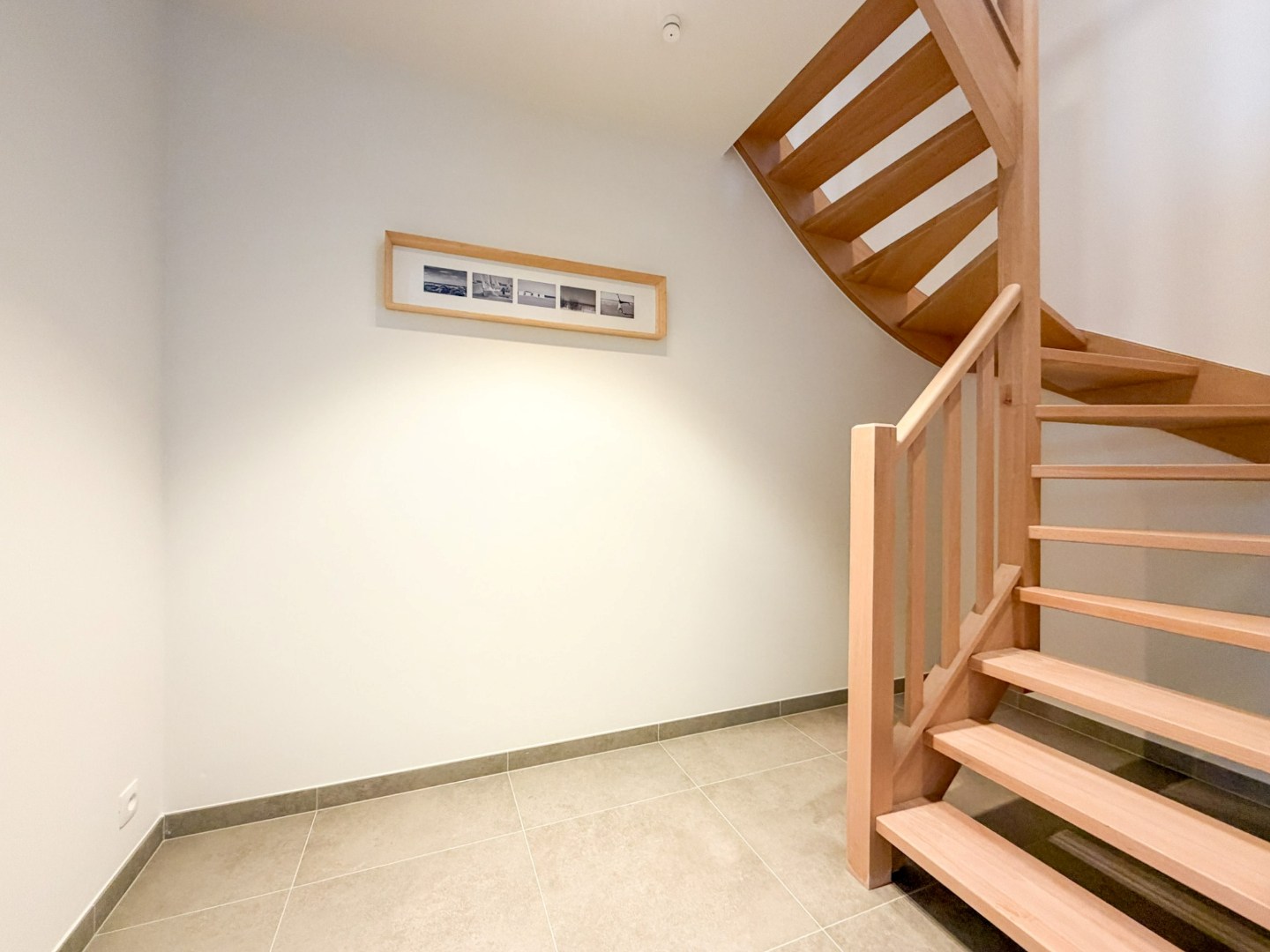 Trappenhal met ruimte voor bureel