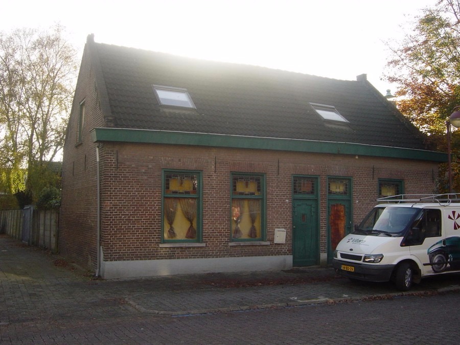 Karakteristiek, ruim woon-winkelpand in het centrum van Kaatsheuvel. In de Hoofdstraat gelegen, zeer goed bereikbaar met veel passanten! 