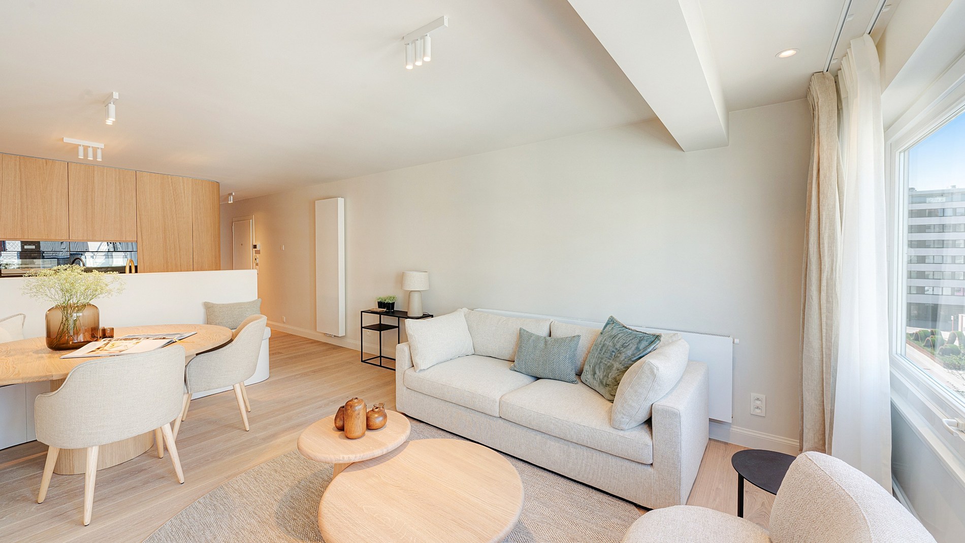 Op een absolute toplocatie langs de Kustlaan, centraal gelegen tussen het Lichttorenplein en het Driehoeksplein en op wandelafstand van het strand, bevindt zich dit stijlvol gerenoveerde appartement. 