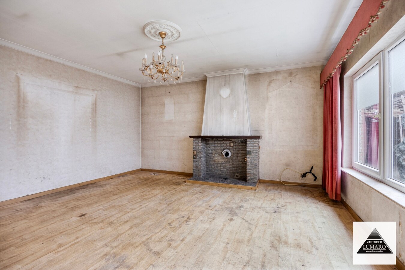 Te renoveren pand met woonst met pitoreske  voorgevel. "Önger de Poart". 