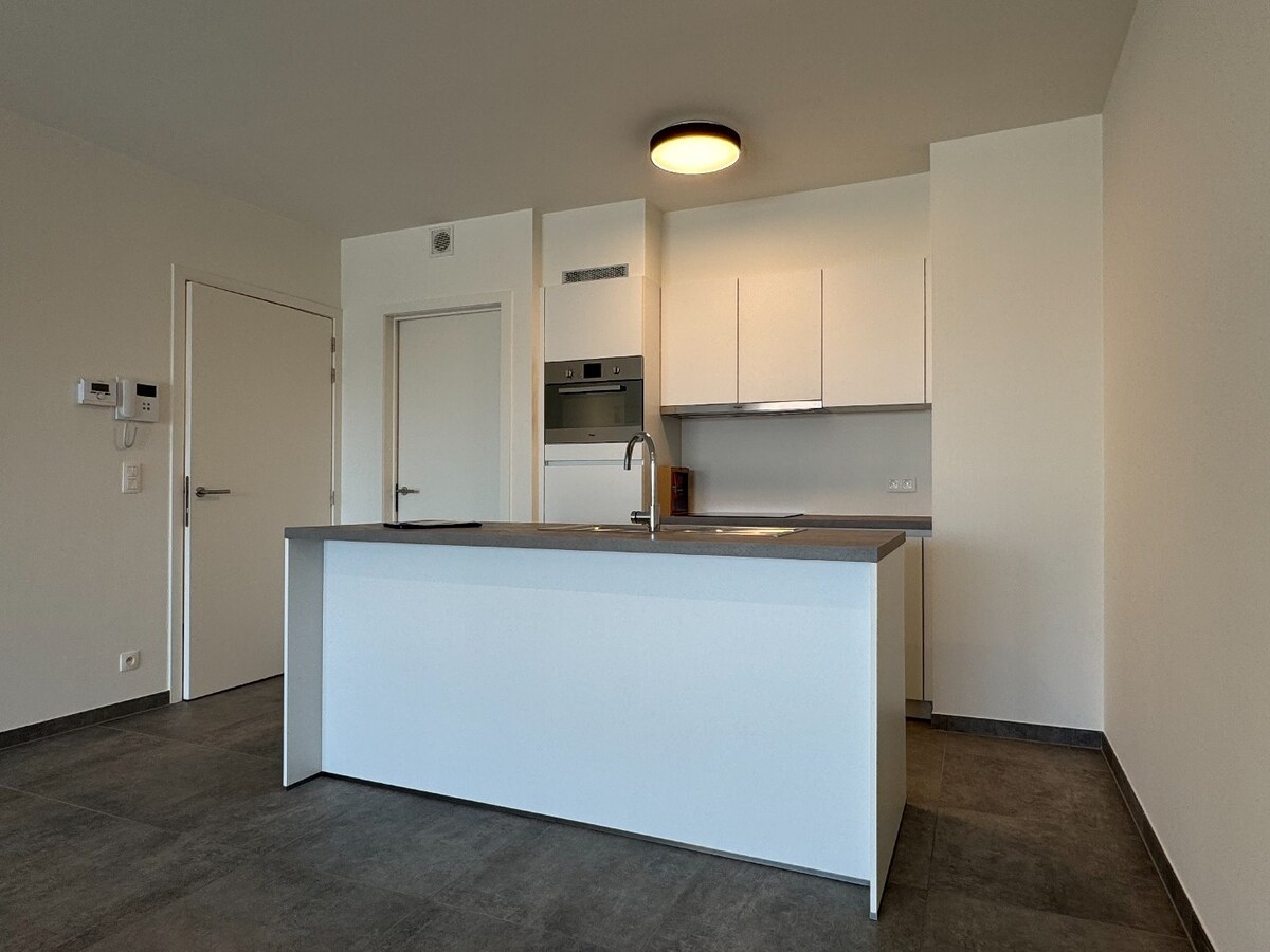 VOLLEDIG AFGEWERKT NIEUWBOUWAPPARTEMENT MET 2 SLAAPKAMERS, TERRAS, ONDERGRONDSE AUTOSTANDPLAATS EN KELDERBERGING IN RESIDENTIE "DE KWINT" TE ZONHOVEN 