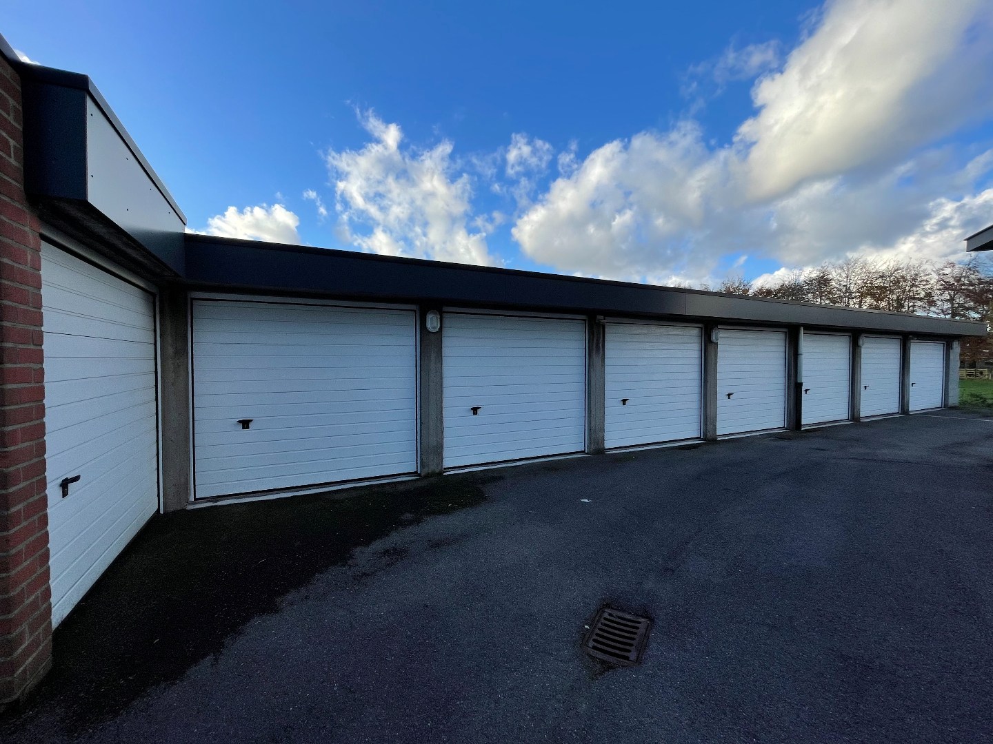 Verzorgd appartement met 2 slaapkamers en garage. 