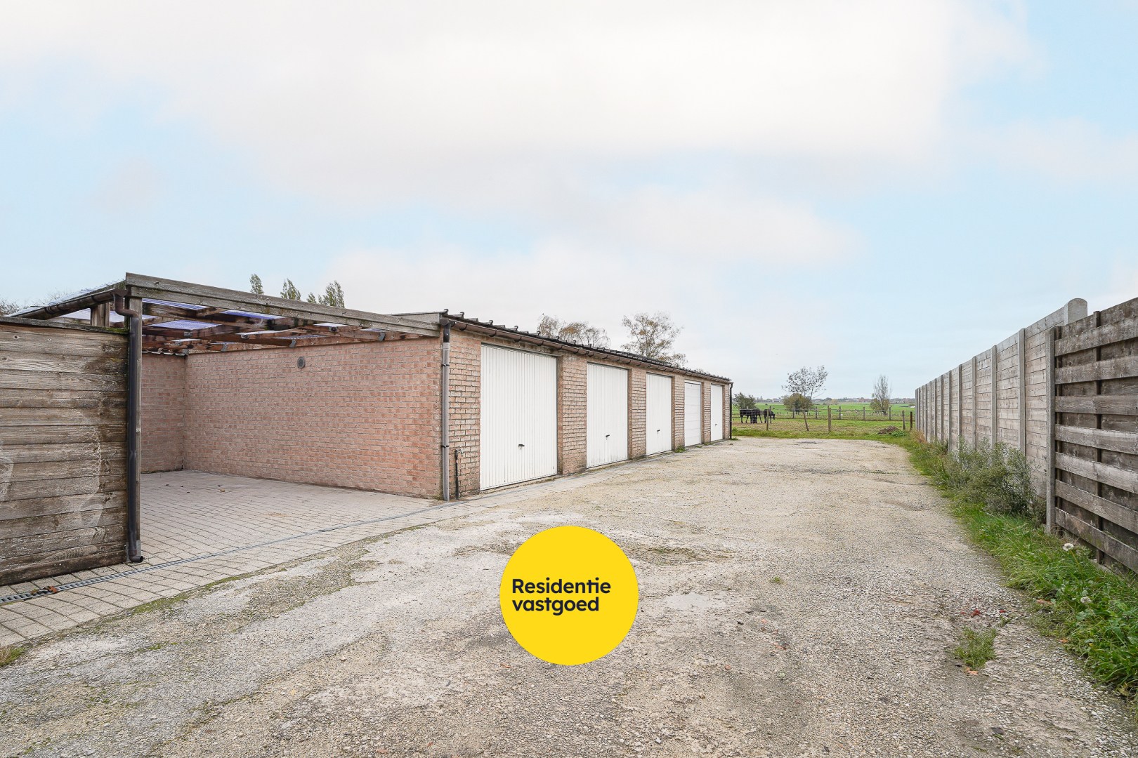 Gelijkvloers appartement inclusief garage, carport en staanplaats nabij het centrum van Ichtegem 