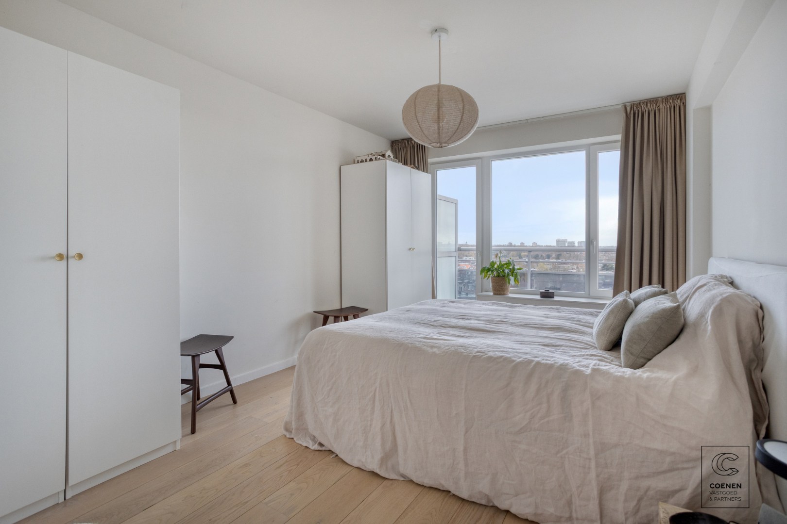 Stijlvol gerenoveerd appartement met 2 slaapkamers &amp; zonnig terras op toplocatie te Berchem 