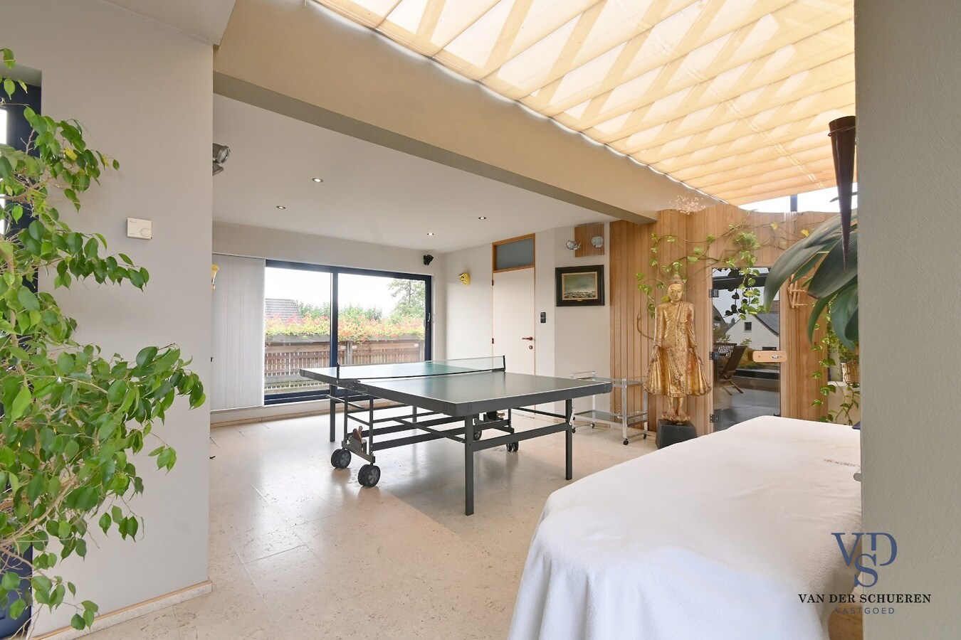 Ruim handelspand met penthouse in villastijl 