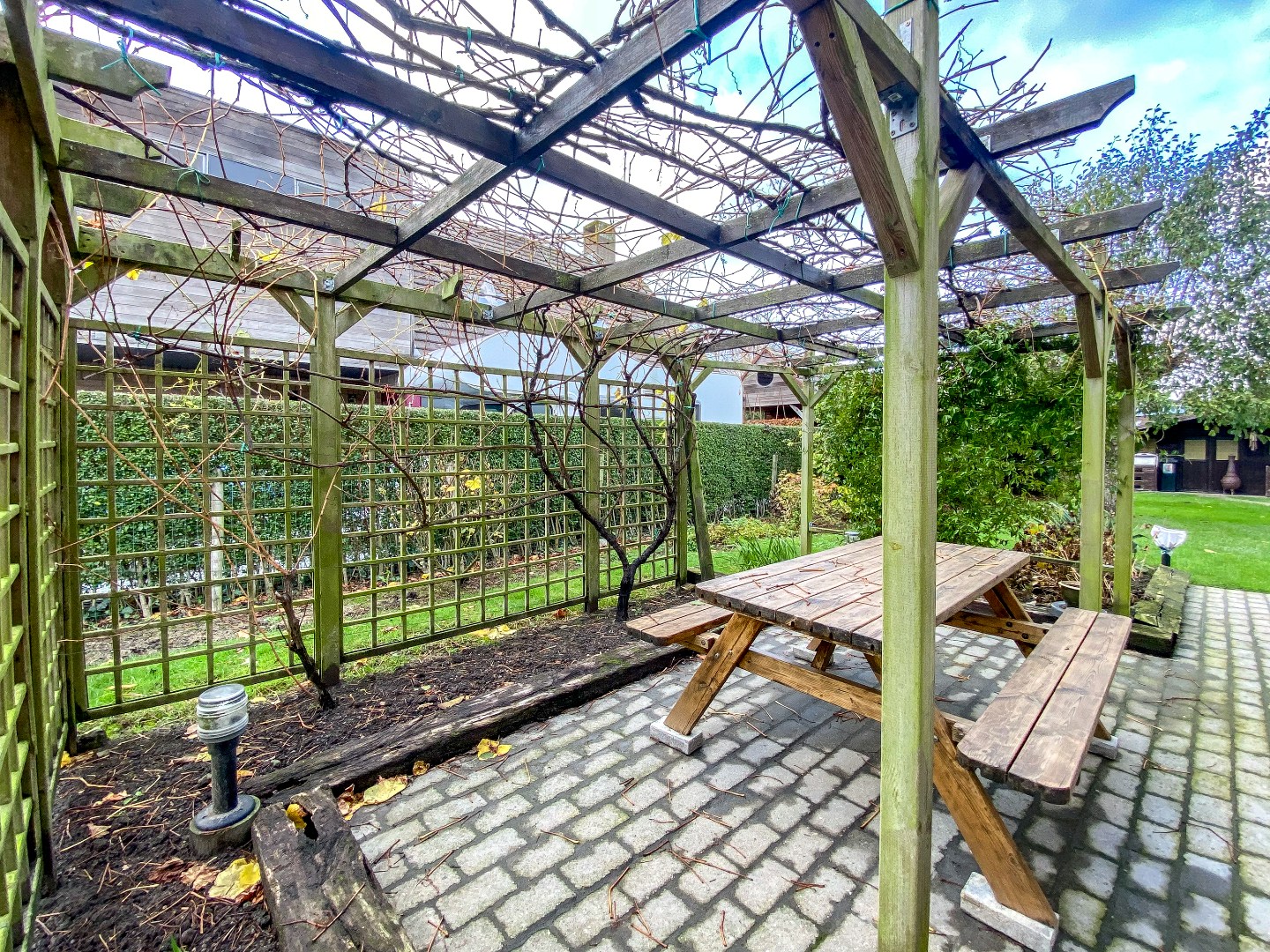 Praktische alleenstaande woning op 1198m² te centrum Veurne! 