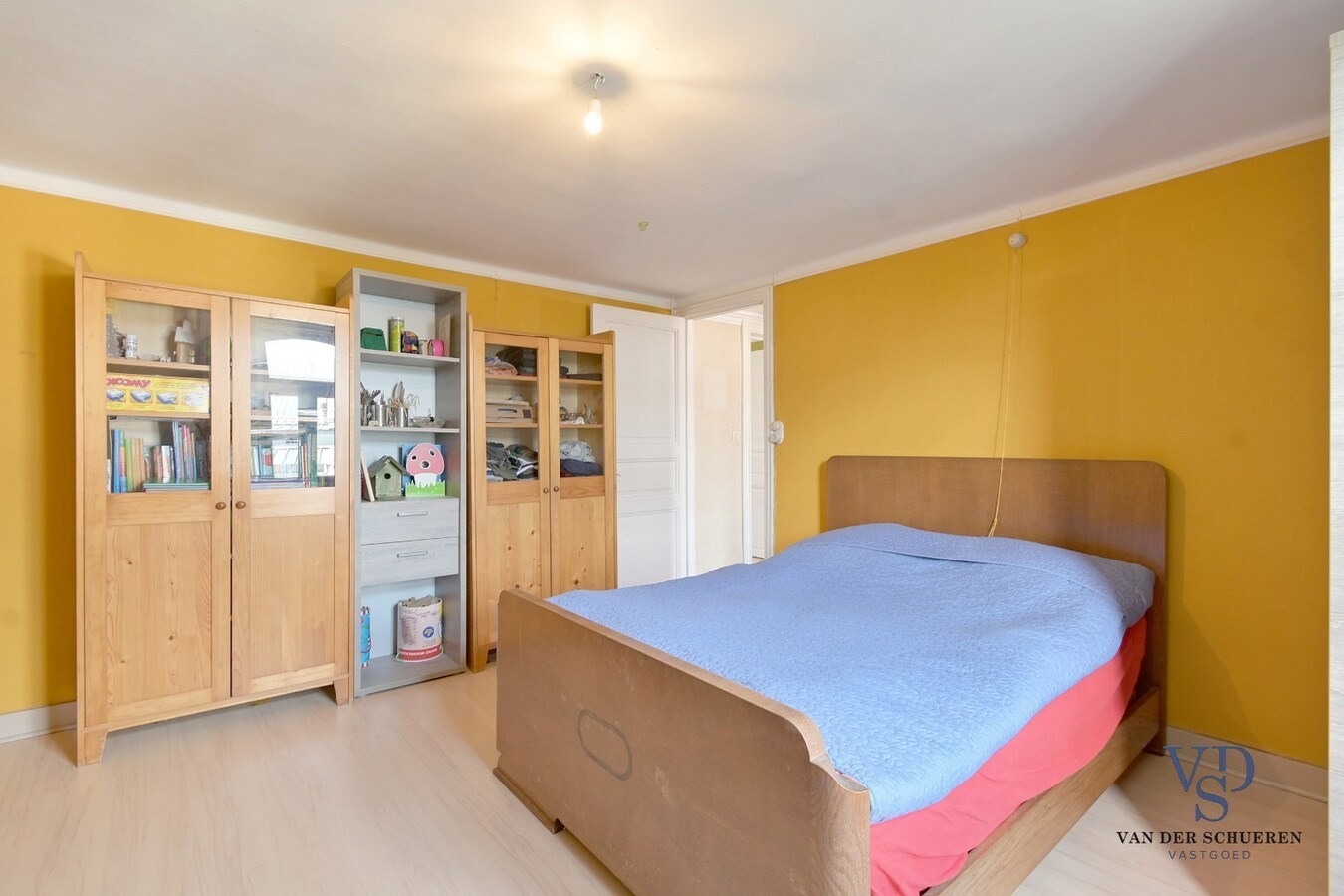 Ruime garage/opslagruimte gekoppeld aan woonst 