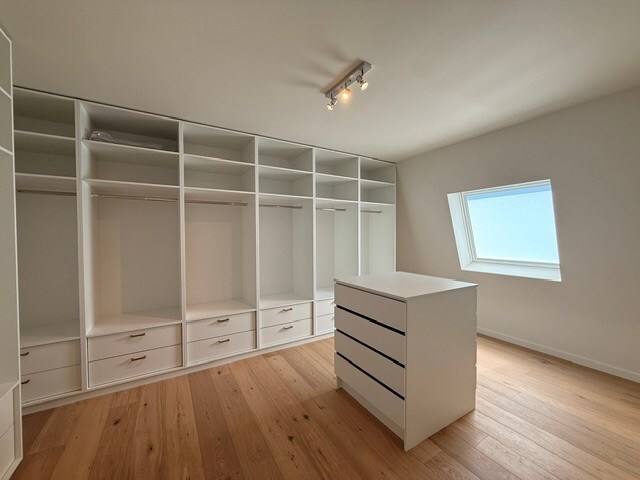 Luxe duplexappartement te huur in het hart van Maaseik, met lift, 2 slaapkamers en 2 terrassen. 