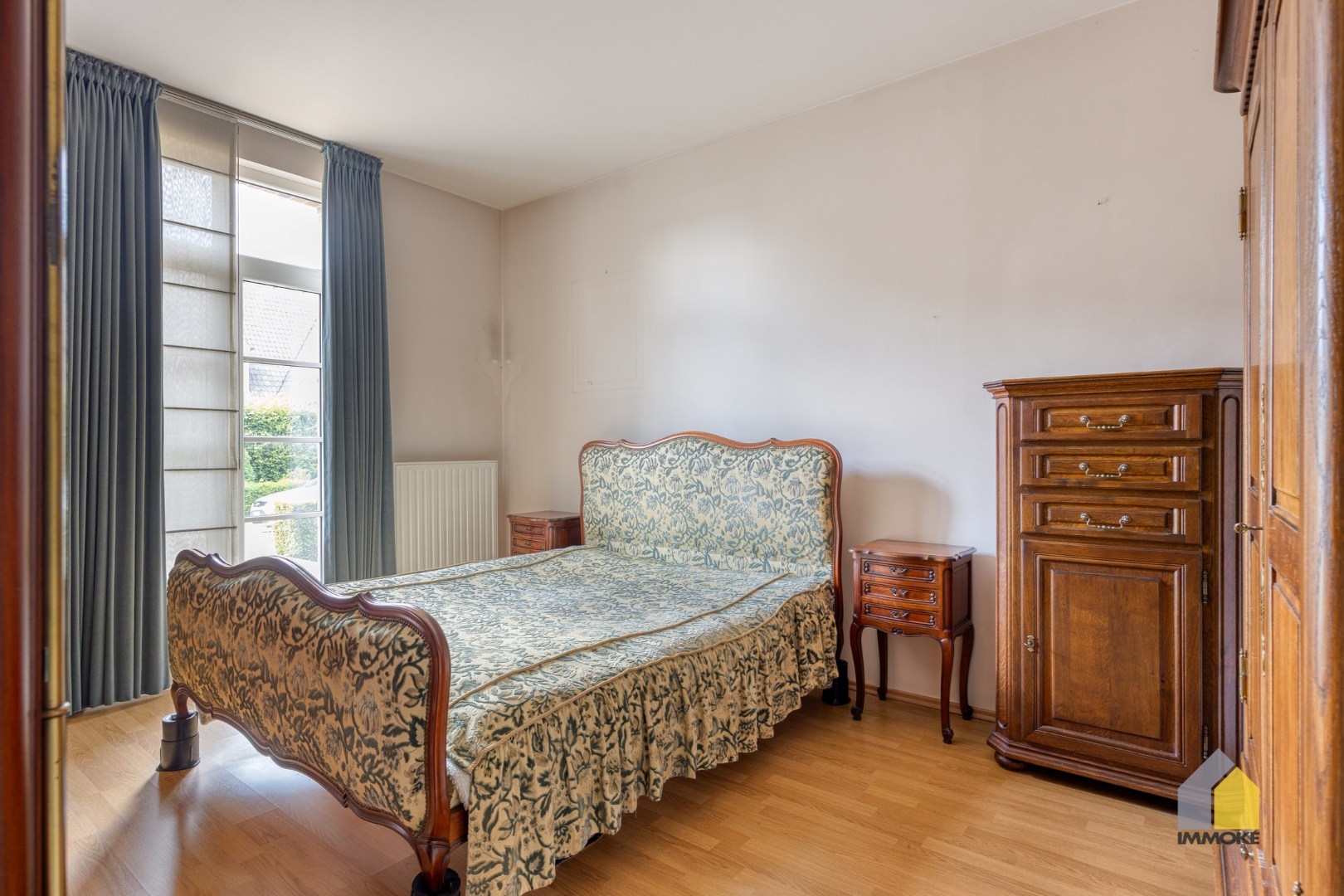 Gelijkvloers appartement met 2 slpks, stadstuin en autostaanplaats. 