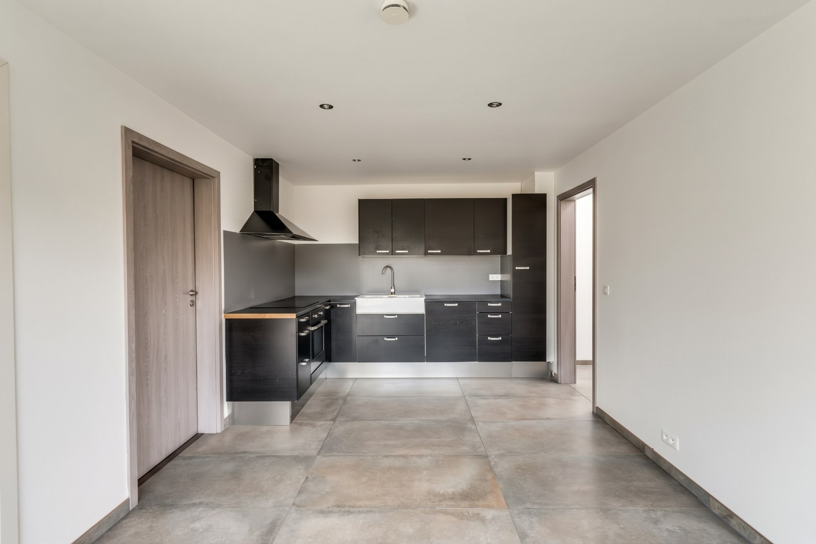 Ruime woning voor gemengd gebruik met loods te koop, wonen en werken op één toplocatie in Zelzate 
