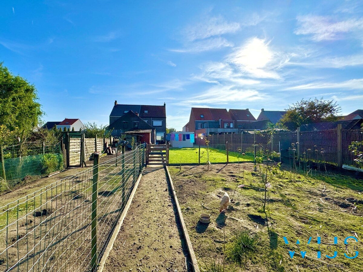 Stevig woonhuis aan de rand van het centrum van Sleidinge 
