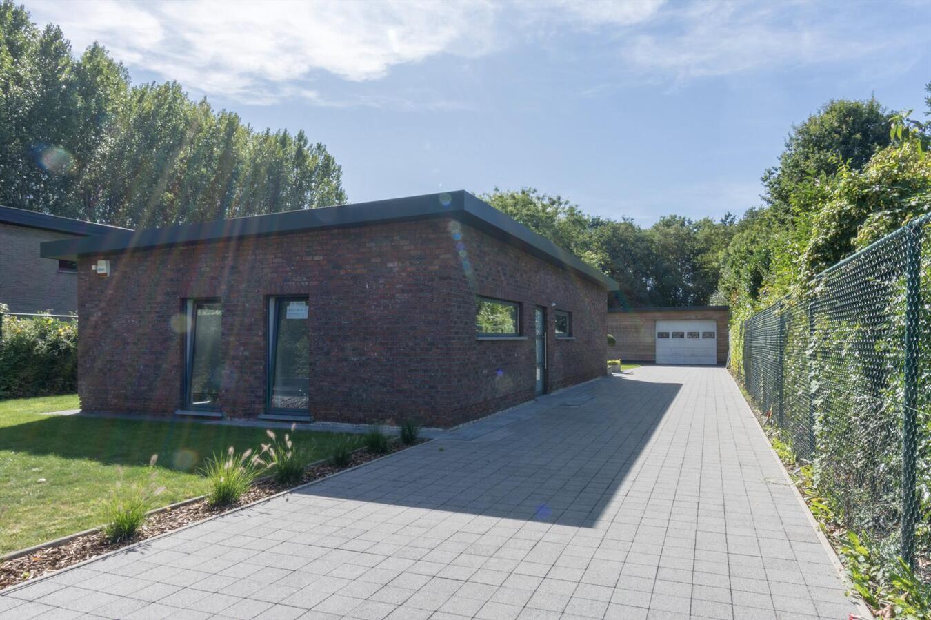 Moderne laagbouwwoning met magazijn 