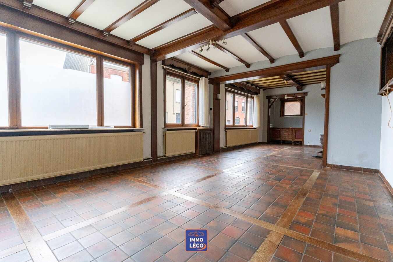 Maison à rénover offrant un excellent potentiel et de beaux volumes, avec garage. 