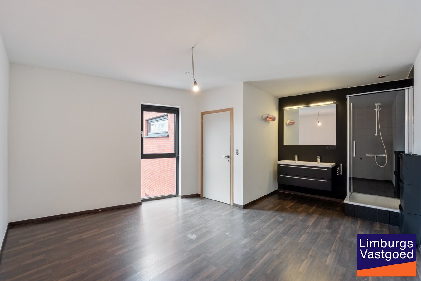 Handelspand, 150m², met 1-slaapkamerappartement op topligging in het centrum 