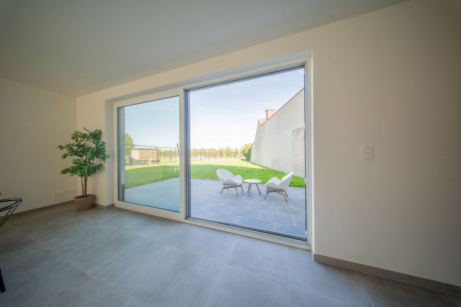 Stijlvolle en ruime nieuwbouwwoning met garage en tuin op 555 m² 