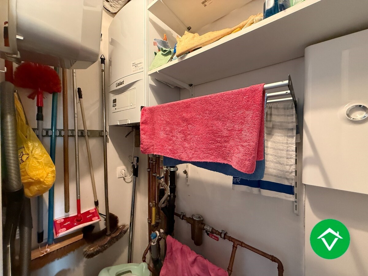 Gelijkvloers appartement op een centrale ligging met één slaapkamer, tuin en autostaanplaats te Roeselare 