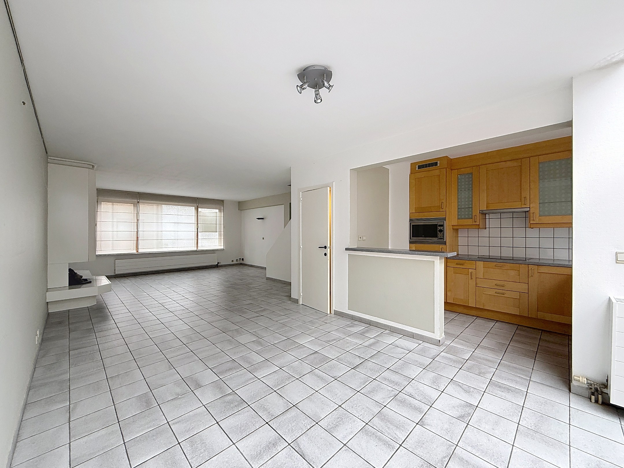 Maison de ville située au centre de la vieille ville de Knokke, à proximité des supermarchés, de l'école, du complexe sportif et à quelques mètres de l'avenue Lippens et des transports en commun. 