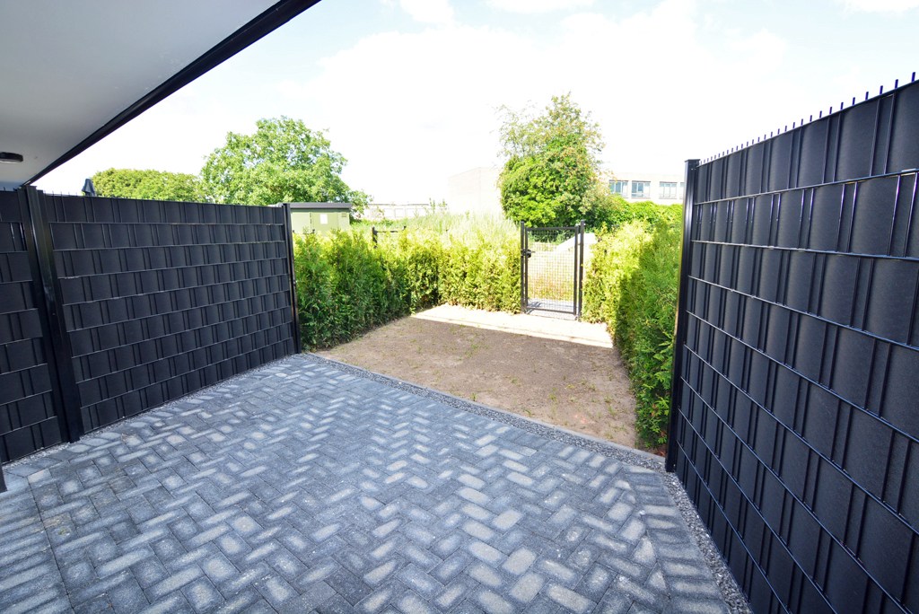 Gelijkvloers nieuwbouwappartement 124 m² met 2 slpk, tuintje en 2 autostandplaatsen. 