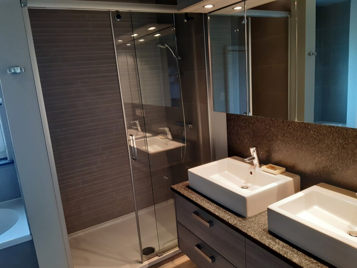 Recente, eigentijdse villa in doodlopende verkaveling ! 