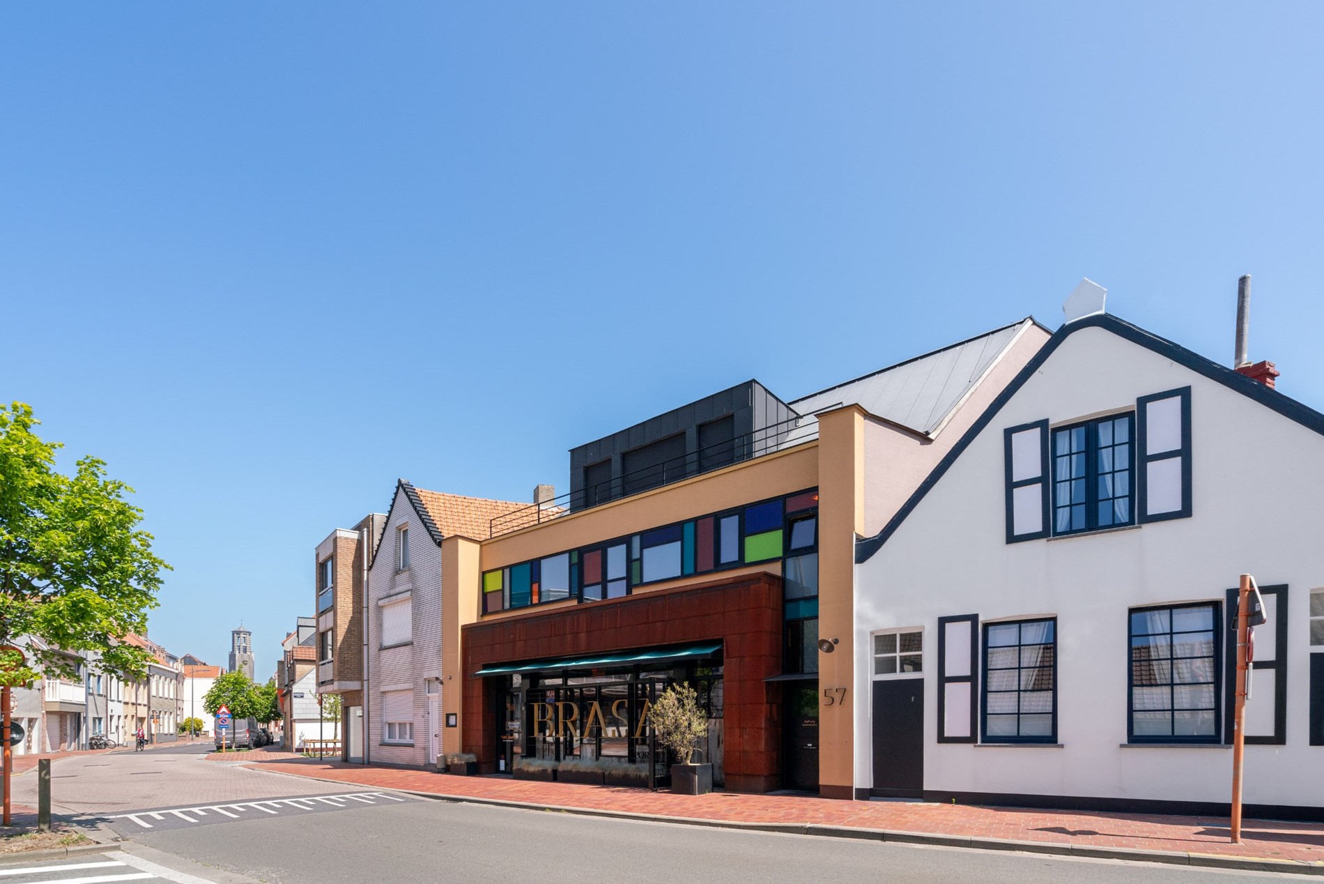 Magnifique local commercial fini (°2015), aménagé en restaurant équipé de toutes les technologies récentes et en excellent état, situé au centre de Knokke, à proximité de l'avenue Lippens et du marché 