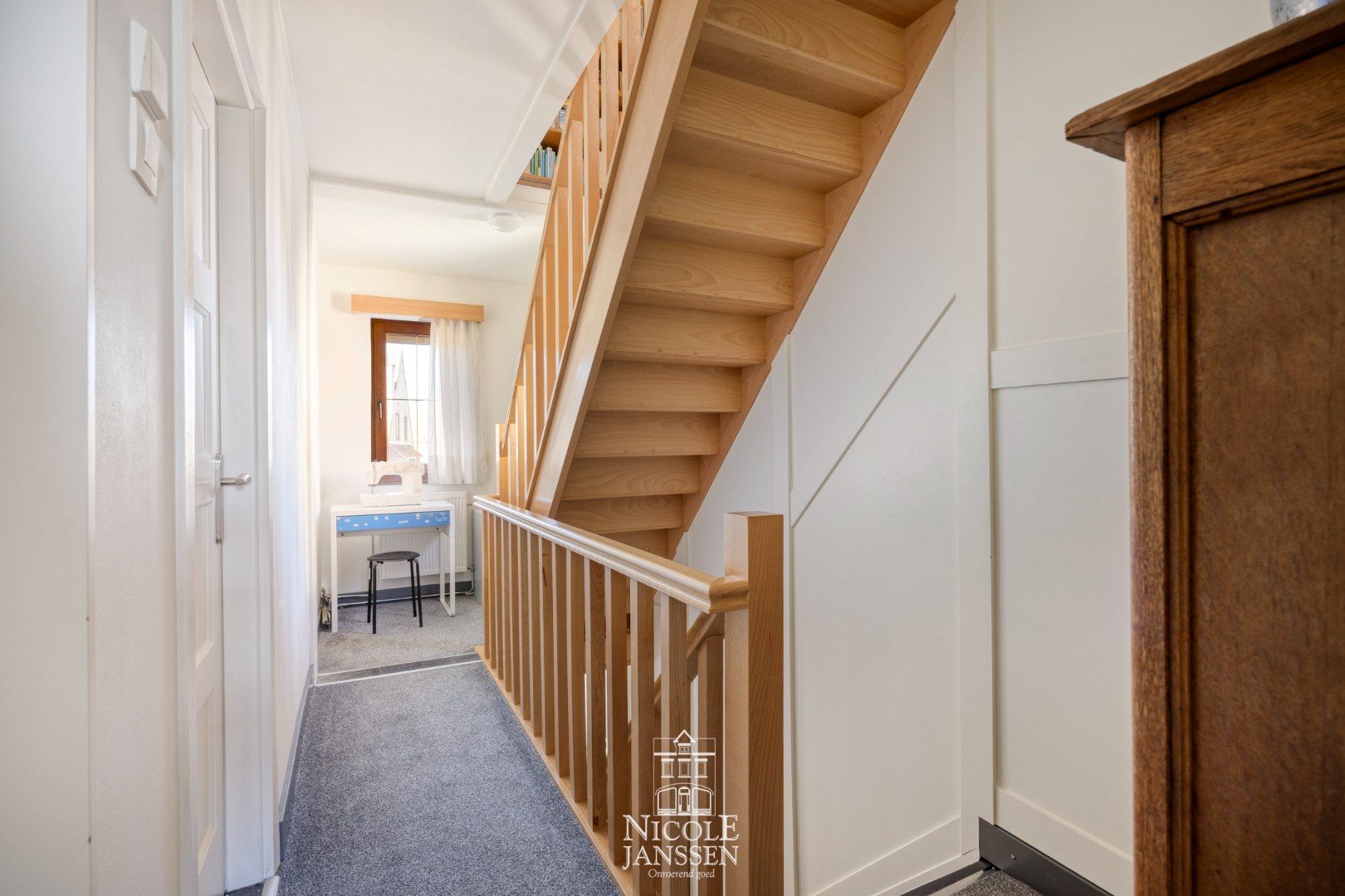 Overloop/nachtgang met toegang tot slaapkamers en badkamer 