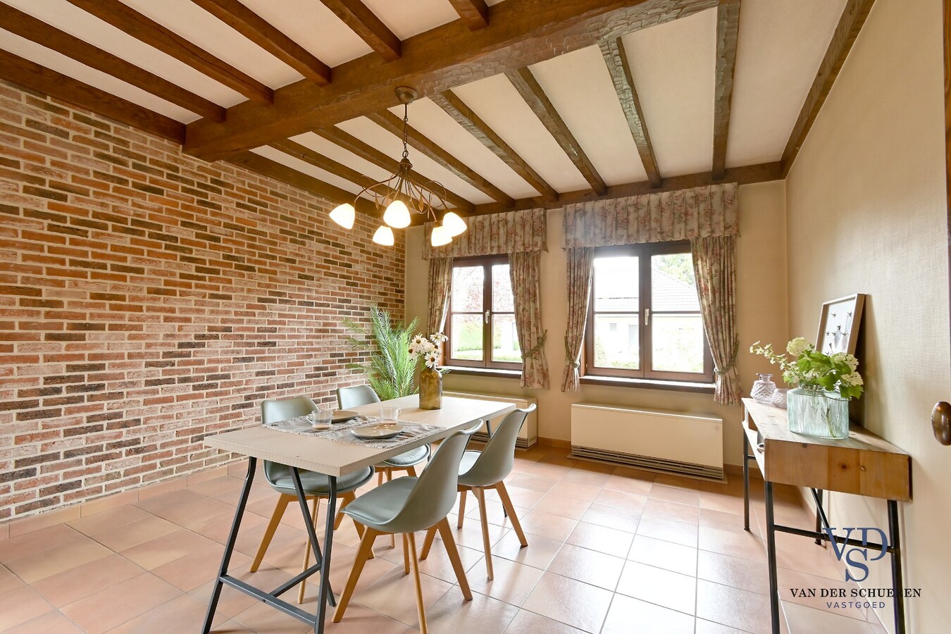 Bijzonder degelijke en ruime villa in doodlopende straat 