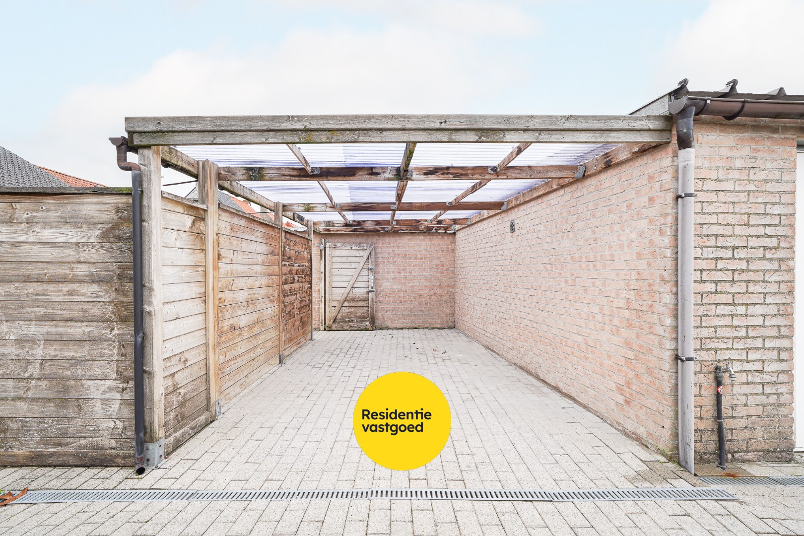 Gelijkvloers appartement inclusief garage, carport en staanplaats nabij het centrum van Ichtegem 