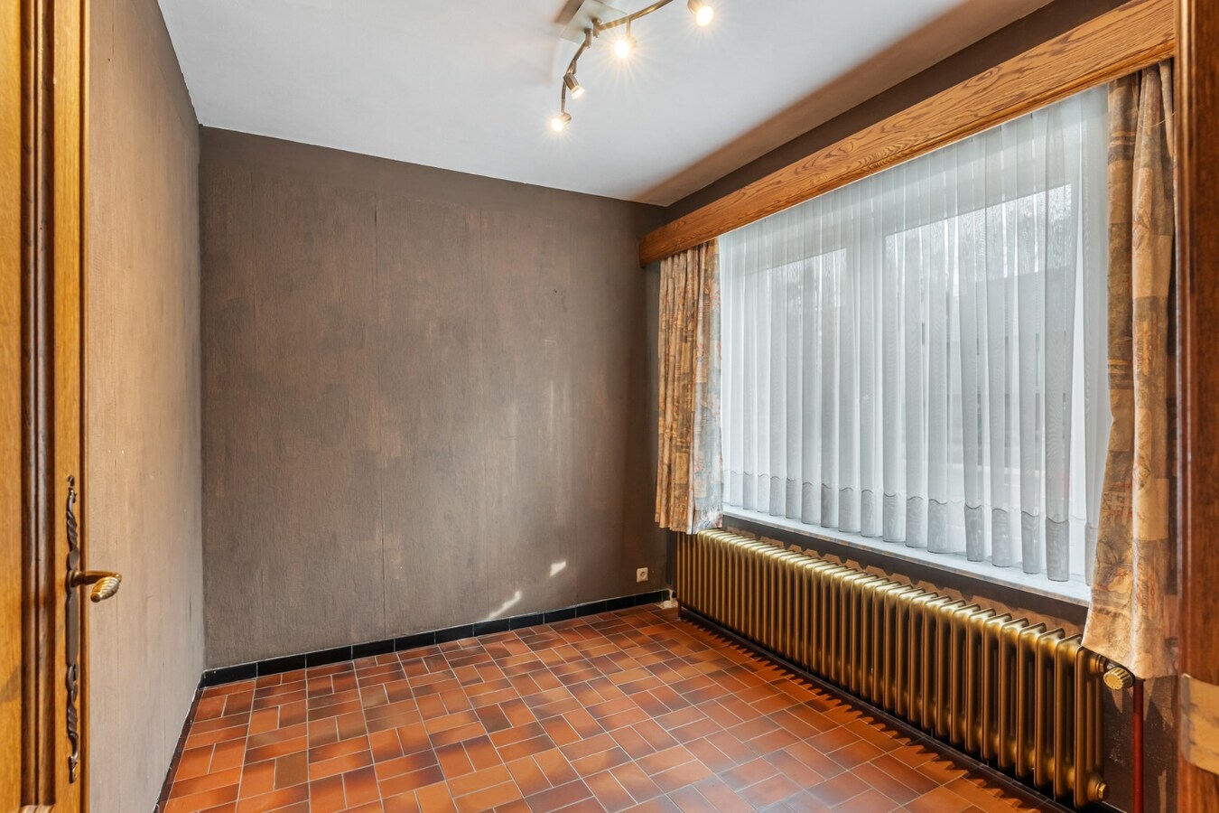 Halfvrijstaande woning op een perceel van 7a31ca, met aparte bureelruimte en inpandige garage! 