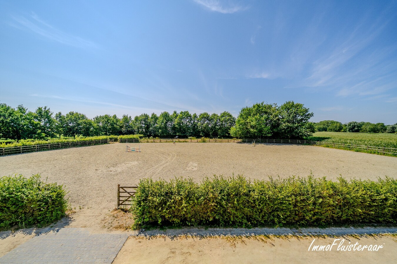 Unieke hippische accommodatie met 5 appartementen/studio’s op ruim 2,5 ha te Amougies (Henegouwen) 