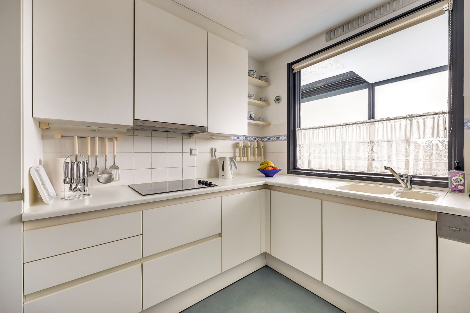 Licht en royaal 3-kamerappartement op de 2e etage met riant balkon en een garagebox in de onderbouw. 