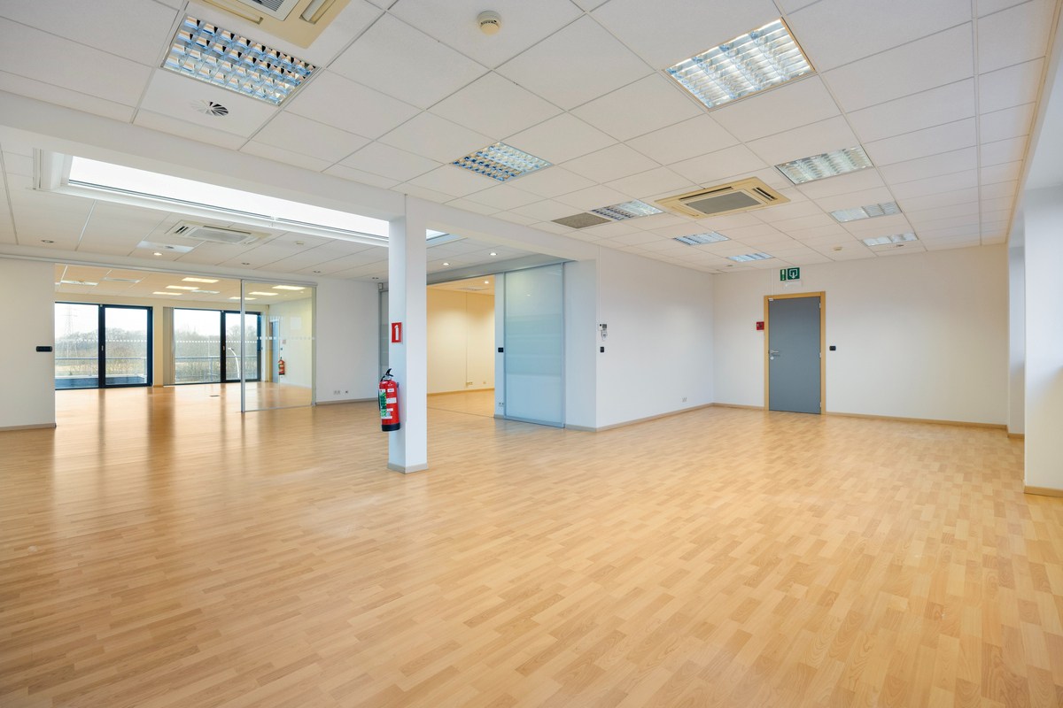 Kantoor te koop in het industriepark te Haasrode/Heverlee met 14 parkings - opp. 626 m² - verkoop van aandelen 