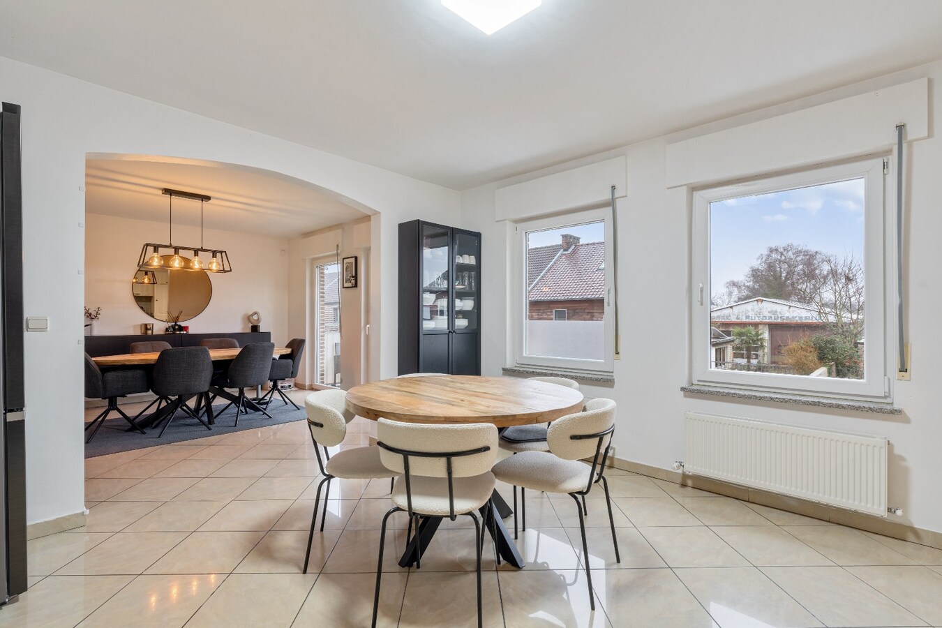 Ruim energiezuinig duplexappartement (146 m²) -  kwaliteitslabel B -  3 slaapkamers, terras en private buitenparking. 