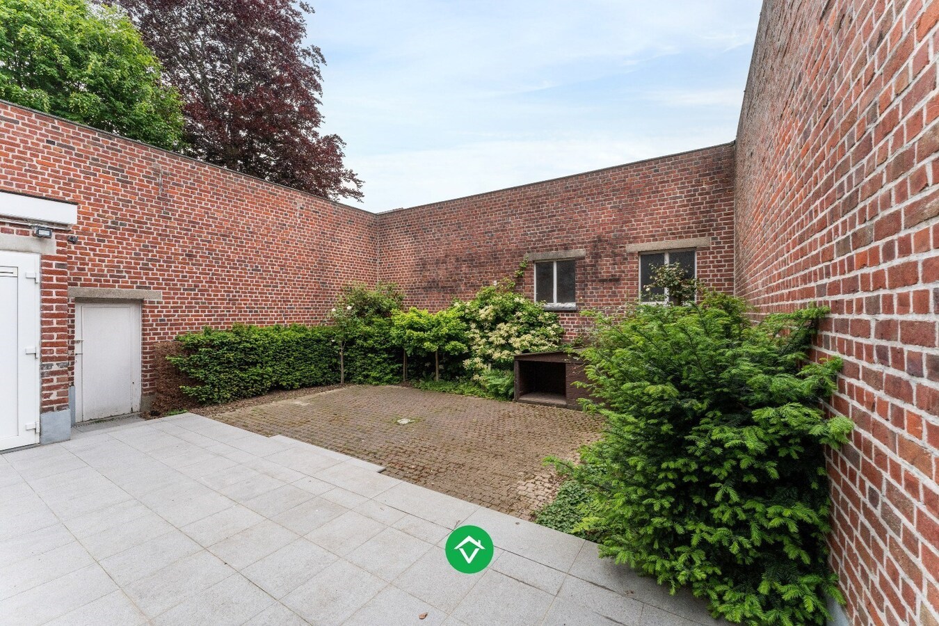 Ruime woning met 7 slaapkamers en loods (320m²) in centrum Roeselare 