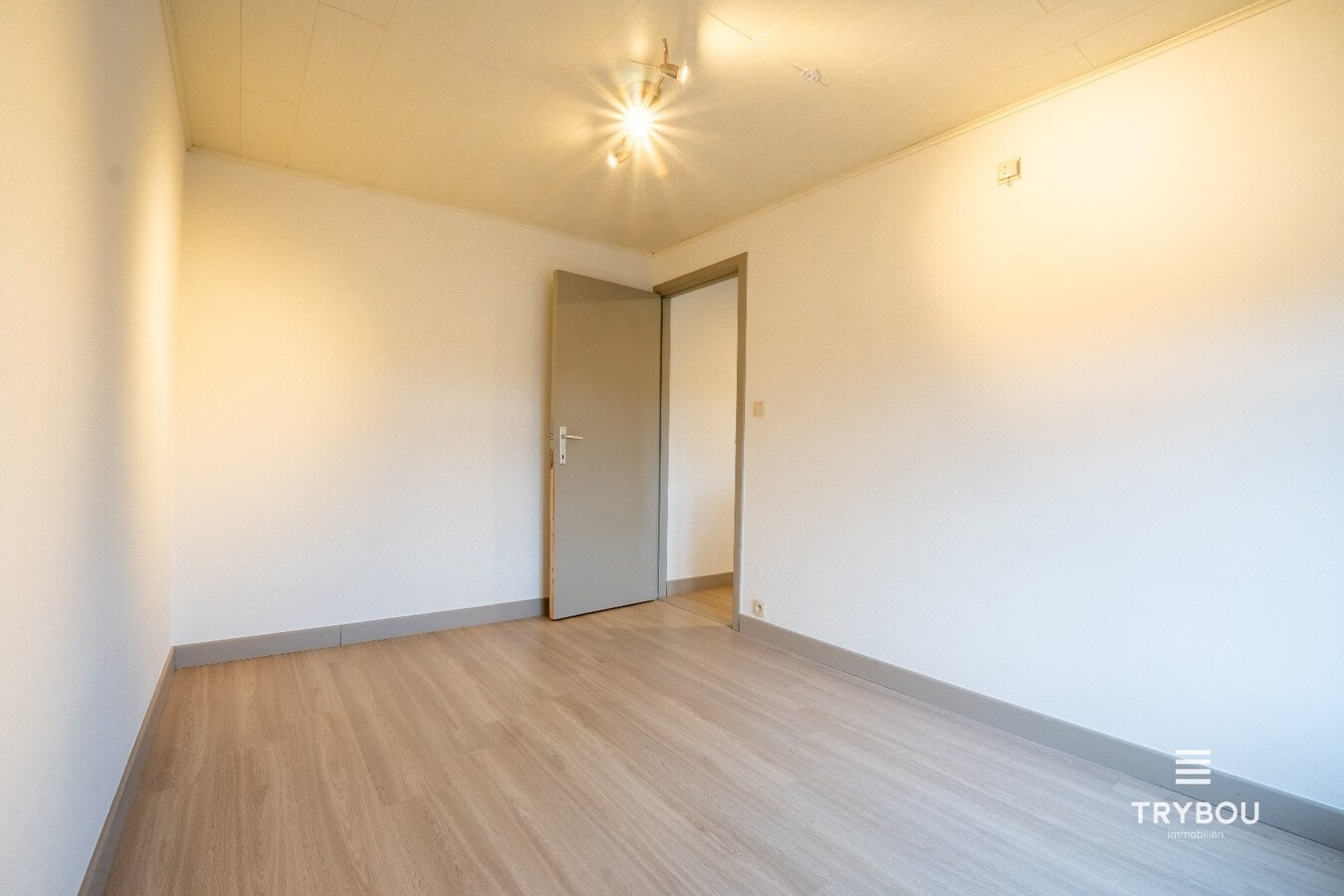 Open bebouwing met een uitzonderlijk ruim perceel in Houthulst! 