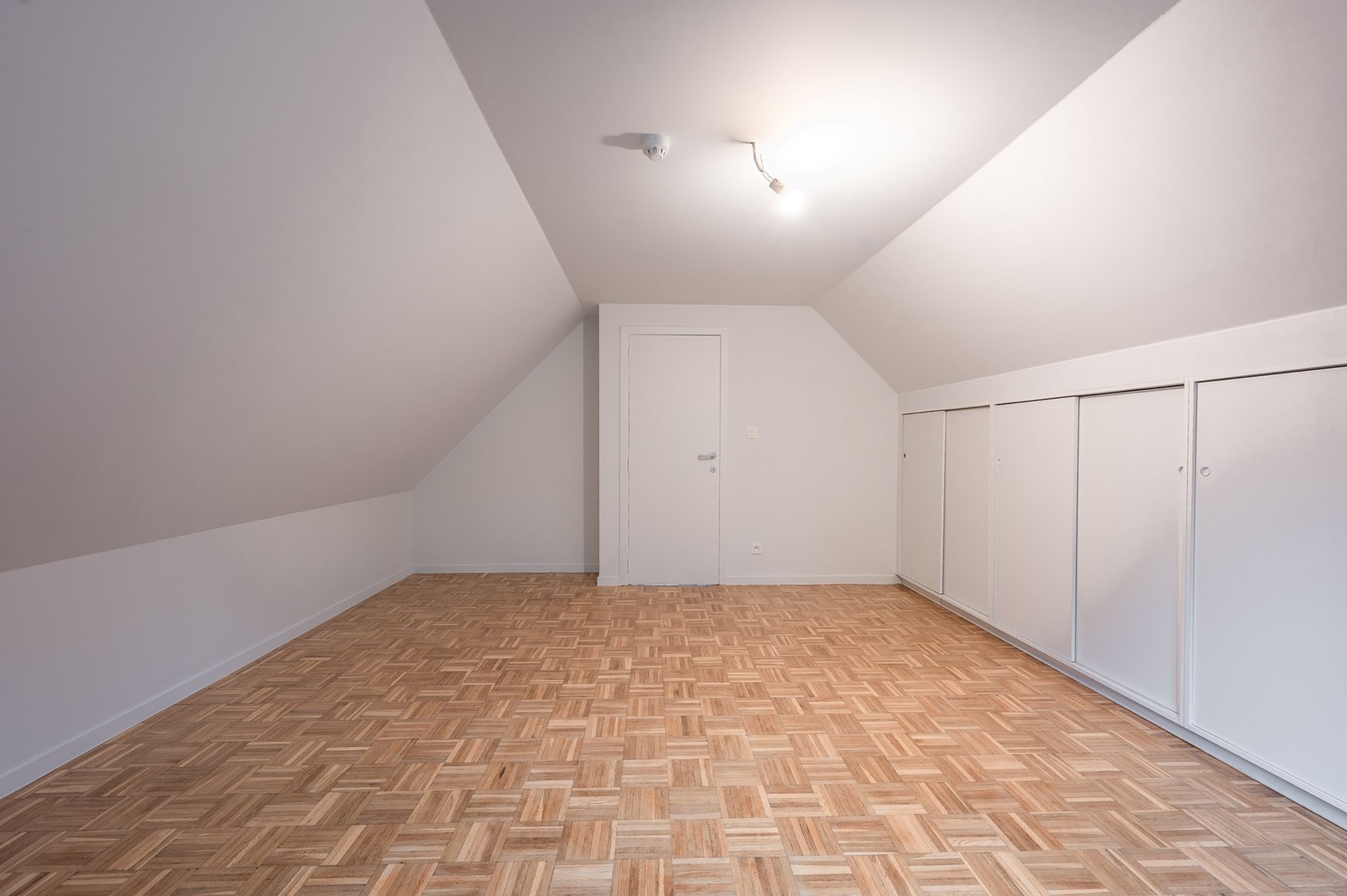 Ruime alleenstaande woning met twee slaapkamers, badkamer en dubbele inpandige garage gelegen in de Asterstraat te Knokke. 