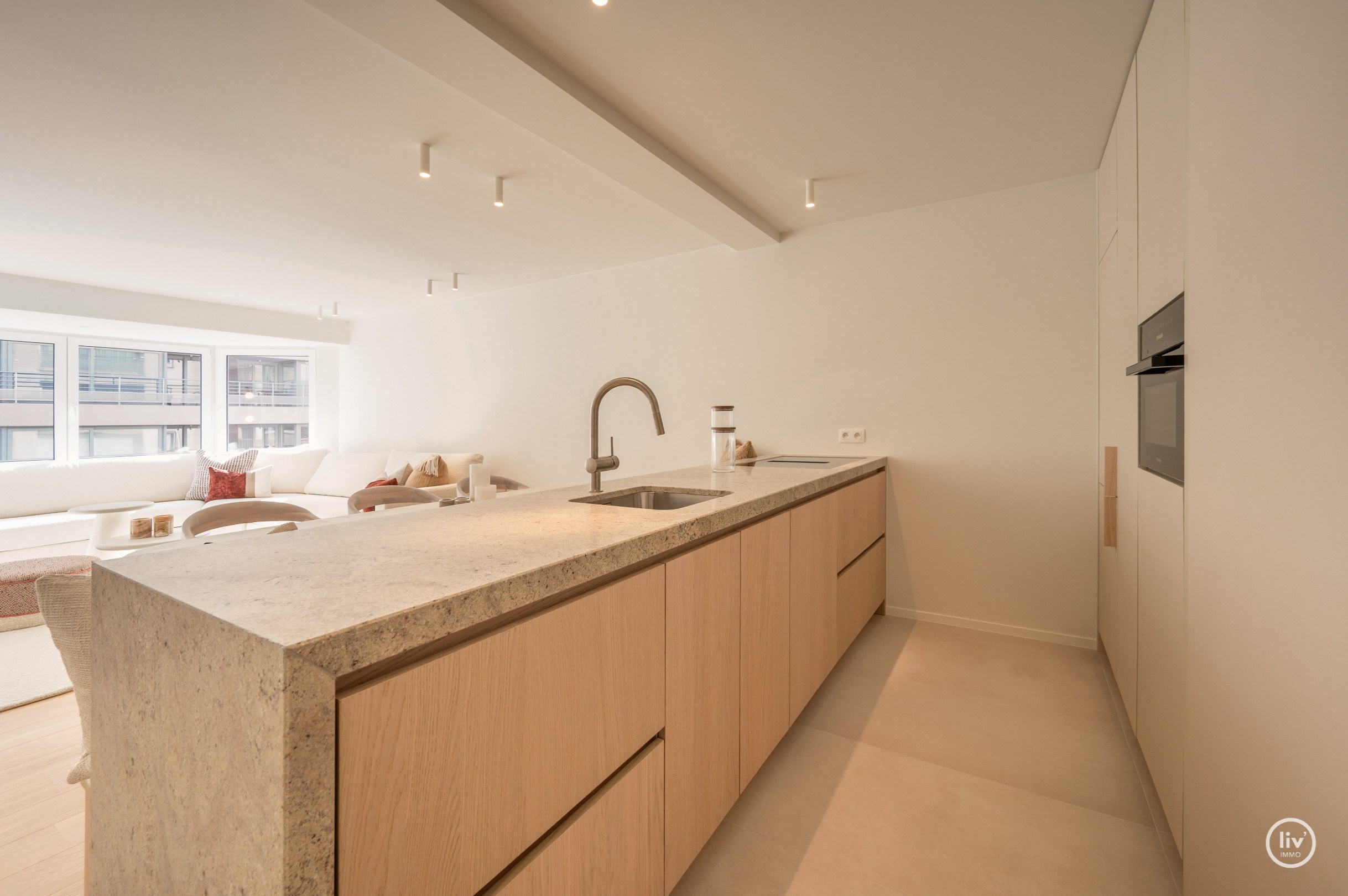 Appartement de luxe entièrement rénové de 3 chambres situé sur l'avenue Parmentier, à proximité de la digue. 