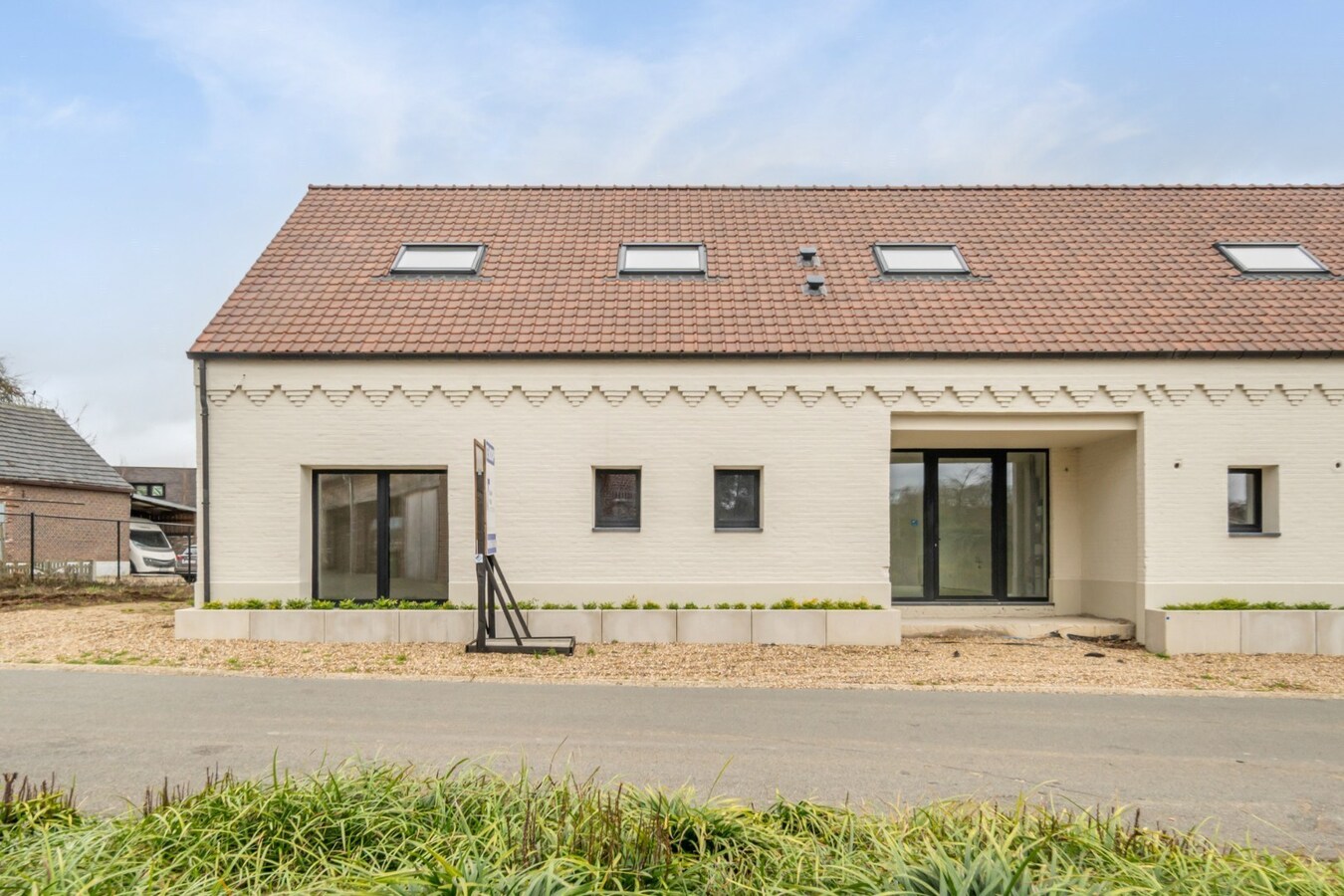 Exclusieve, volledig afgewerkte halfvrijstaande woning na transformatie van bestaande hoeve naar 2 BEN-woningen! 