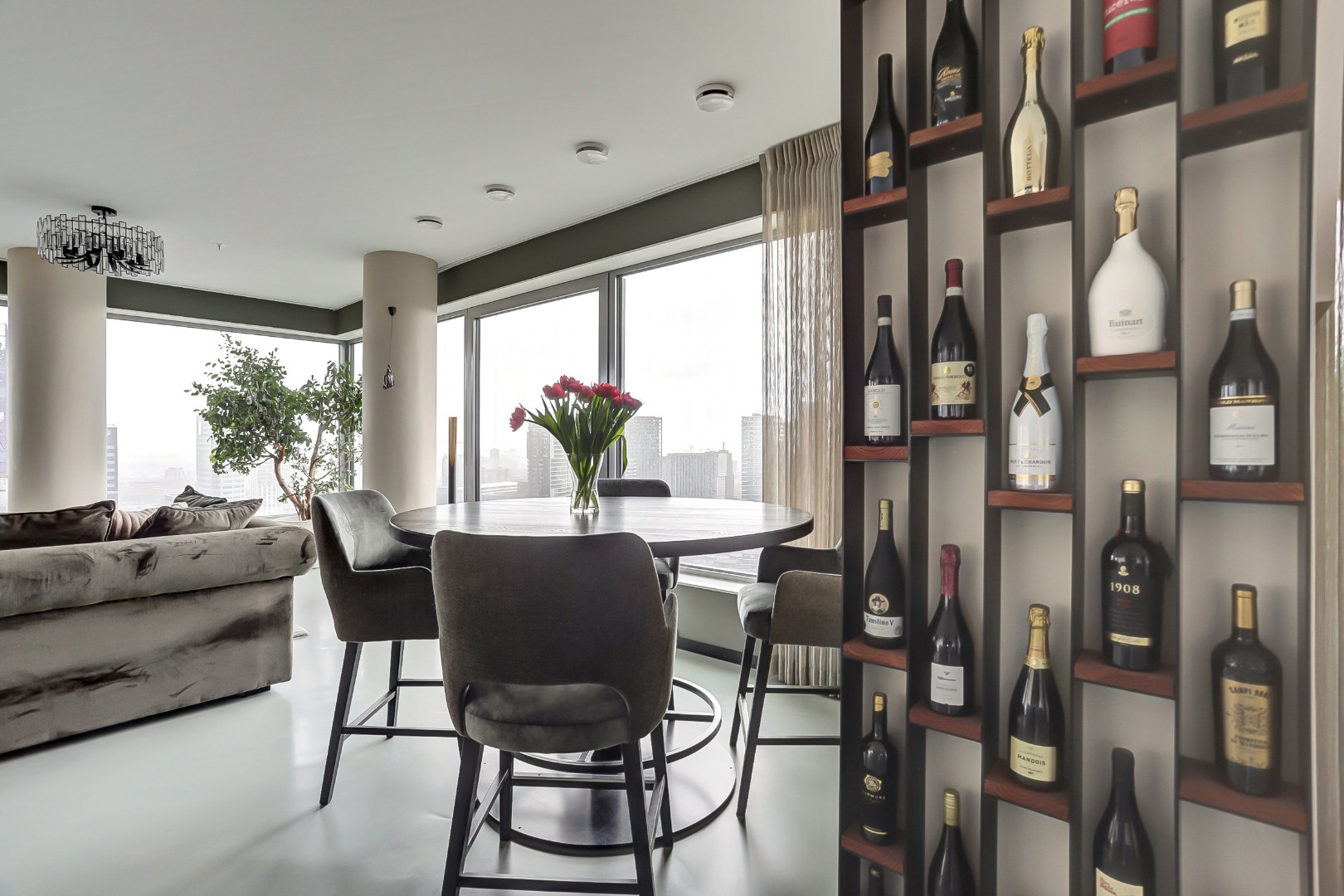 Ultiem luxe wonen in de iconische The CoolTower met spectaculair uitzicht, royaal terras (34 m²) en moderne afwerking in het bruisende hart van Rotterdam! 