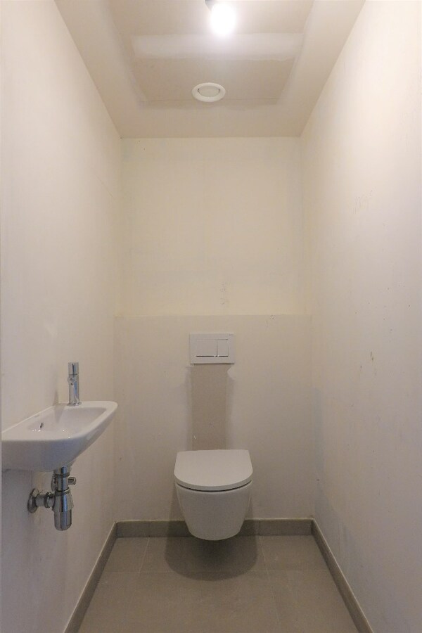 Nieuwbouwappartement met terras en tuin 